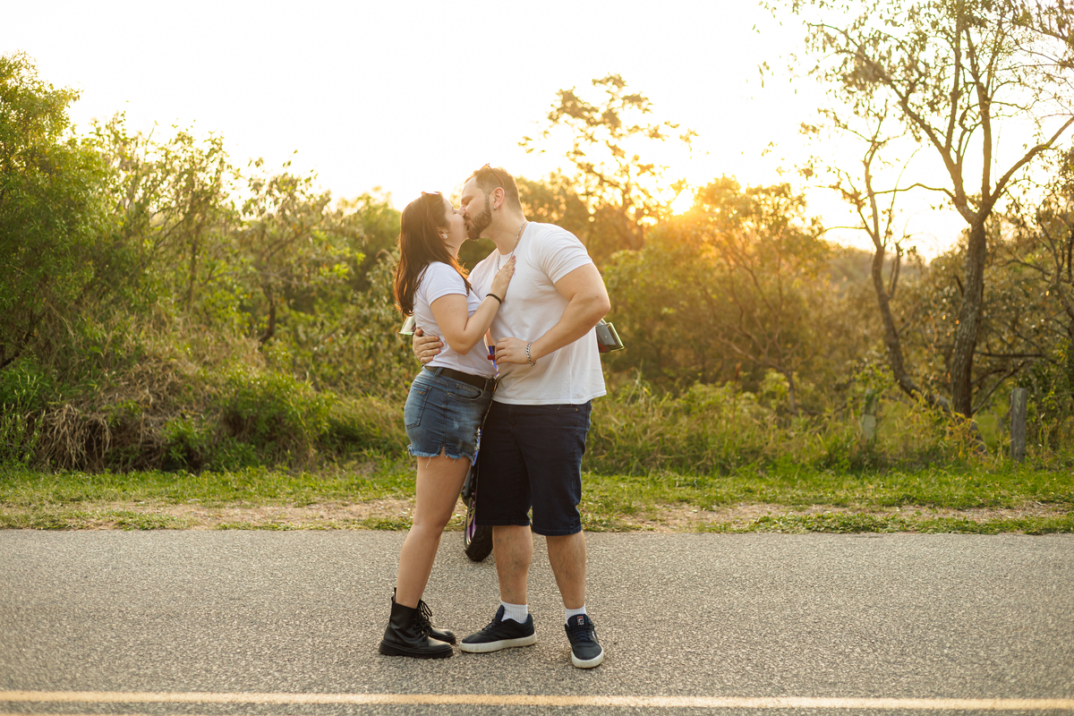 Ensaio pré-wedding realizado ao ar livre na serra do Japi em uma tarde ensolarada em Jundiaí com direito a fotos no pôr do sol. Imagem de um ensaio com um casal de motociclista e uma moto esportiva de alta velocidade. Fotografo de casamento.