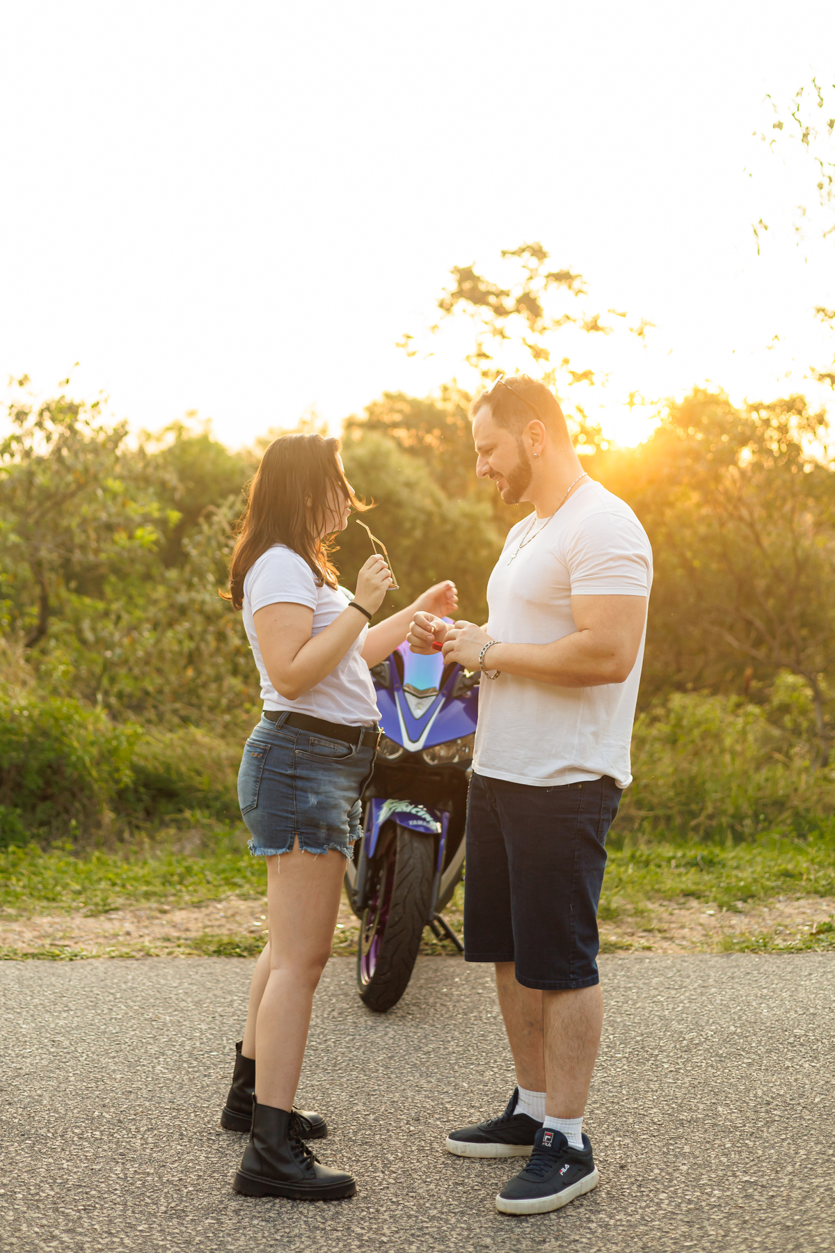 Ensaio pré-wedding realizado ao ar livre na serra do Japi em uma tarde ensolarada em Jundiaí com direito a fotos no pôr do sol. Imagem de um ensaio com um casal de motociclista e uma moto esportiva de alta velocidade. Fotografo de casamento.