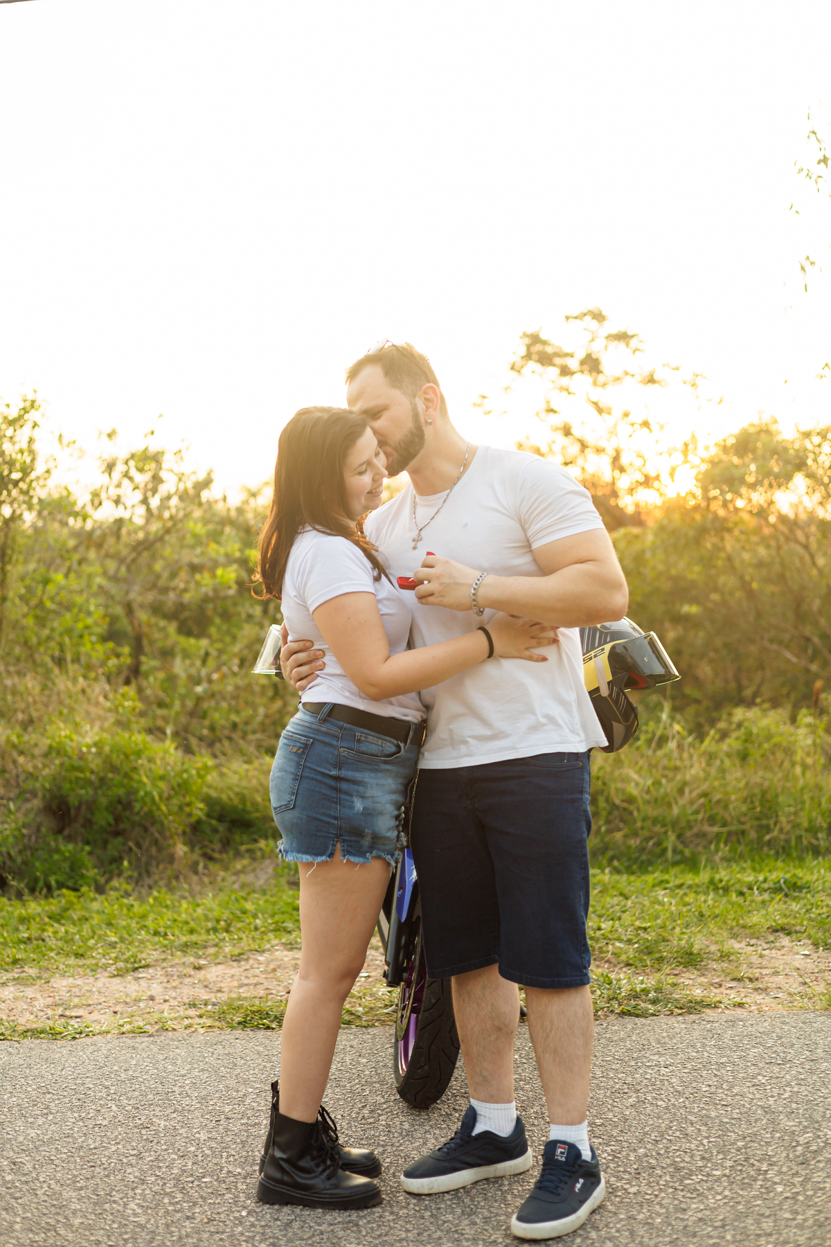 Ensaio pré-wedding realizado ao ar livre na serra do Japi em uma tarde ensolarada em Jundiaí com direito a fotos no pôr do sol. Imagem de um ensaio com um casal de motociclista e uma moto esportiva de alta velocidade. Fotografo de casamento.