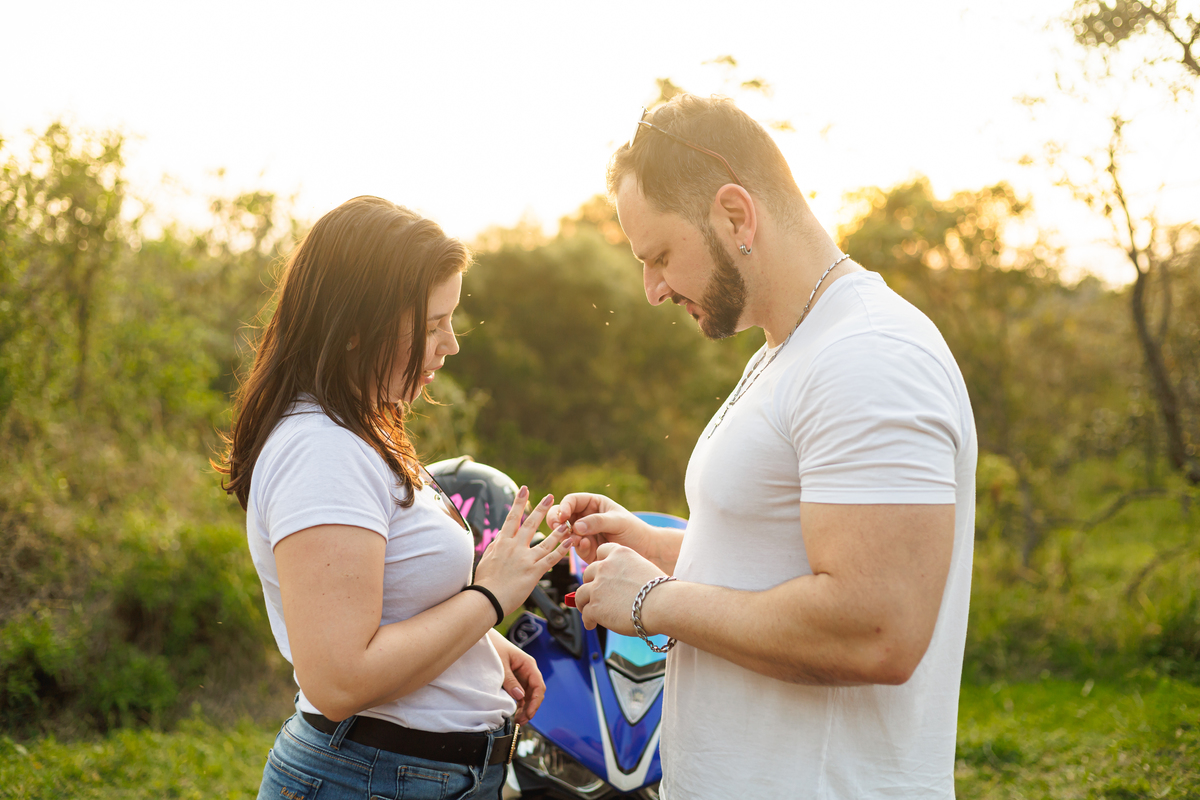 Ensaio pré-wedding realizado ao ar livre na serra do Japi em uma tarde ensolarada em Jundiaí com direito a fotos no pôr do sol. Imagem de um ensaio com um casal de motociclista e uma moto esportiva de alta velocidade. Fotografo de casamento.
