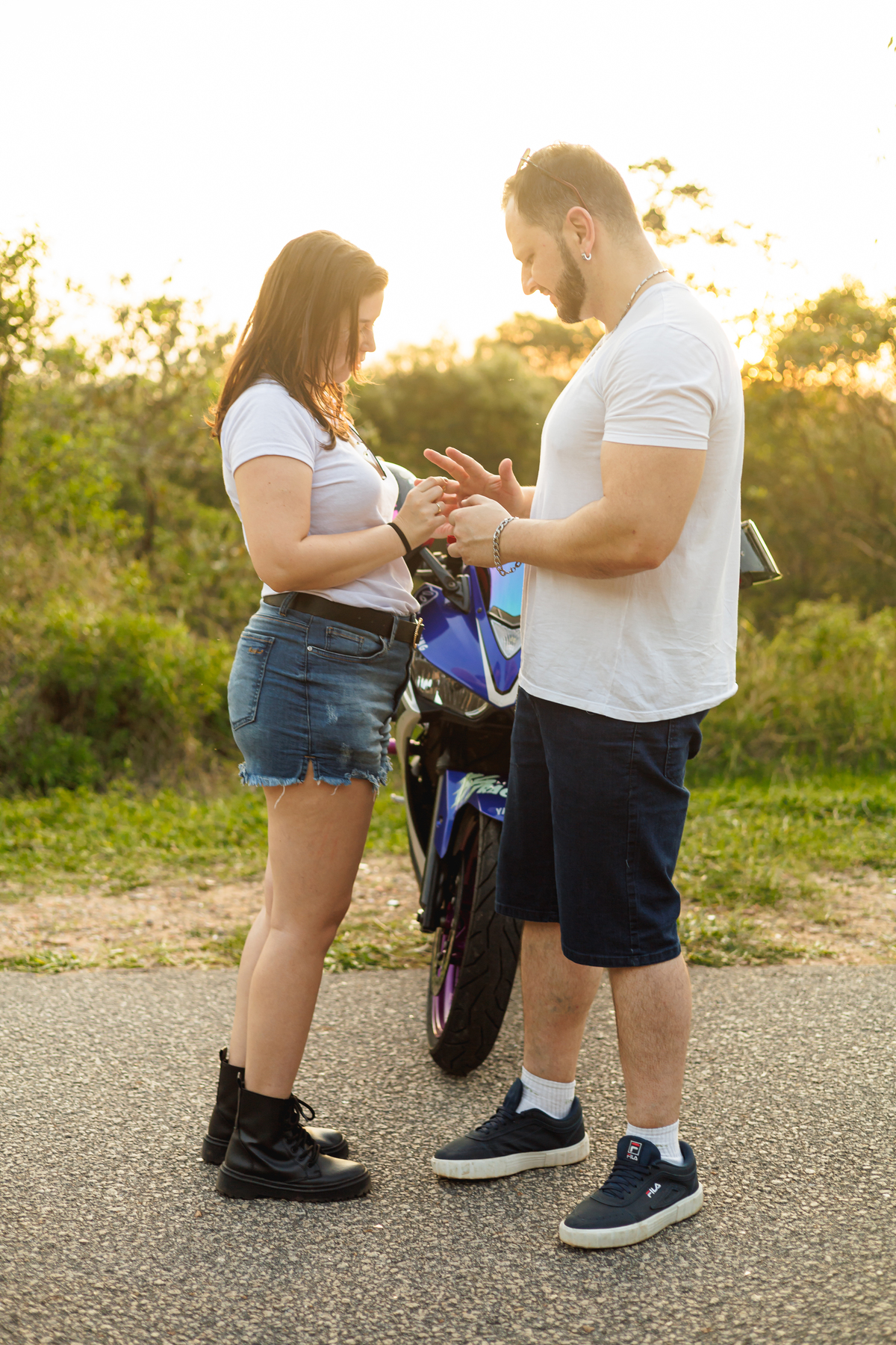Ensaio pré-wedding realizado ao ar livre na serra do Japi em uma tarde ensolarada em Jundiaí com direito a fotos no pôr do sol. Imagem de um ensaio com um casal de motociclista e uma moto esportiva de alta velocidade. Fotografo de casamento.