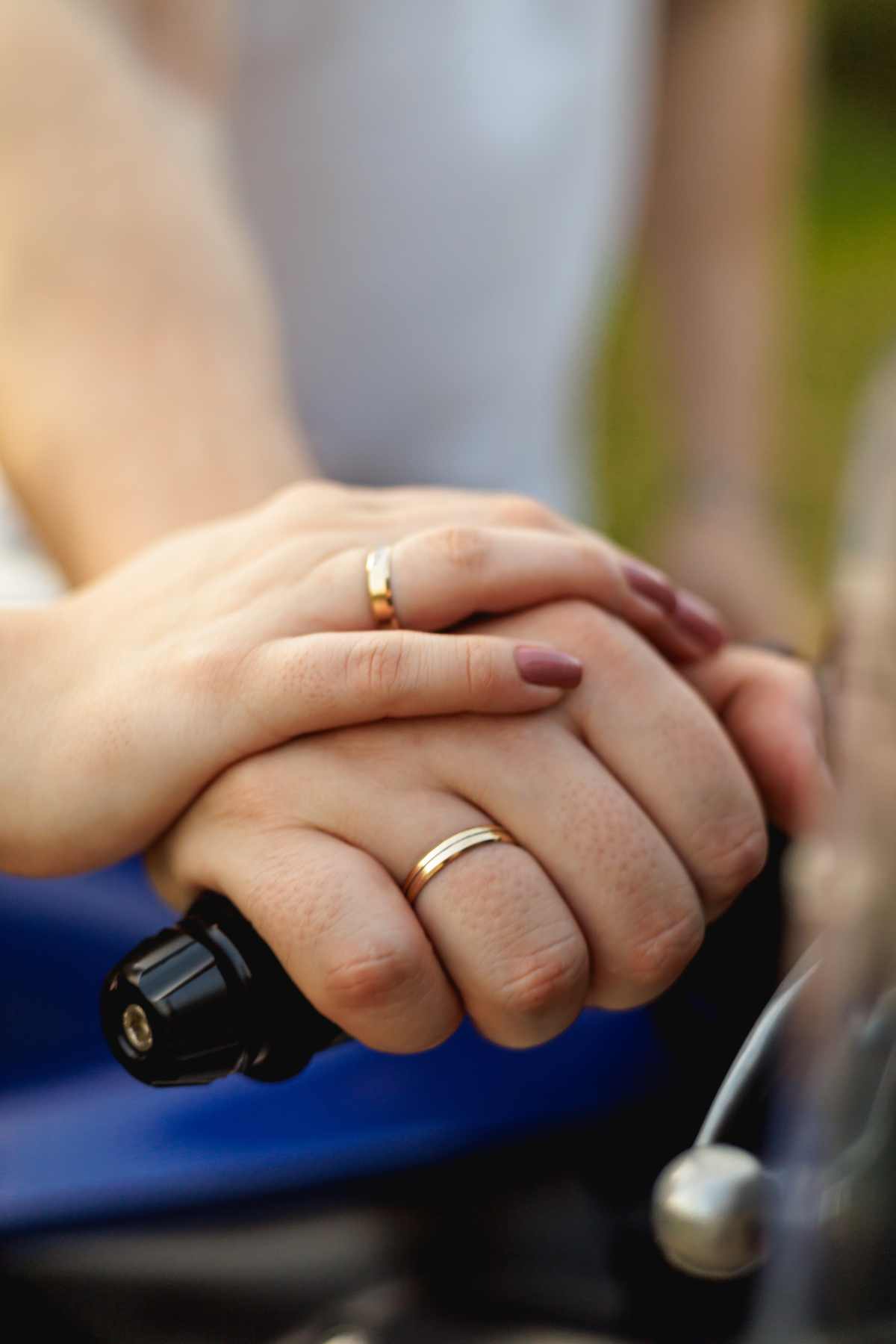 Ensaio pré-wedding realizado ao ar livre na serra do Japi em uma tarde ensolarada em Jundiaí com direito a fotos no pôr do sol. Imagem de um ensaio com um casal de motociclista e uma moto esportiva de alta velocidade. Fotografo de casamento.