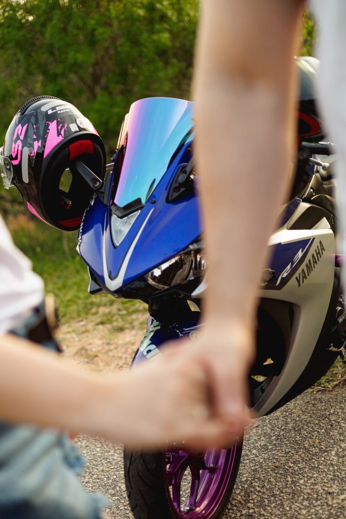 Ensaio pré-wedding realizado ao ar livre na serra do Japi em uma tarde ensolarada em Jundiaí com direito a fotos no pôr do sol. Imagem de um ensaio com um casal de motociclista e uma moto esportiva de alta velocidade. Fotografo de casamento.