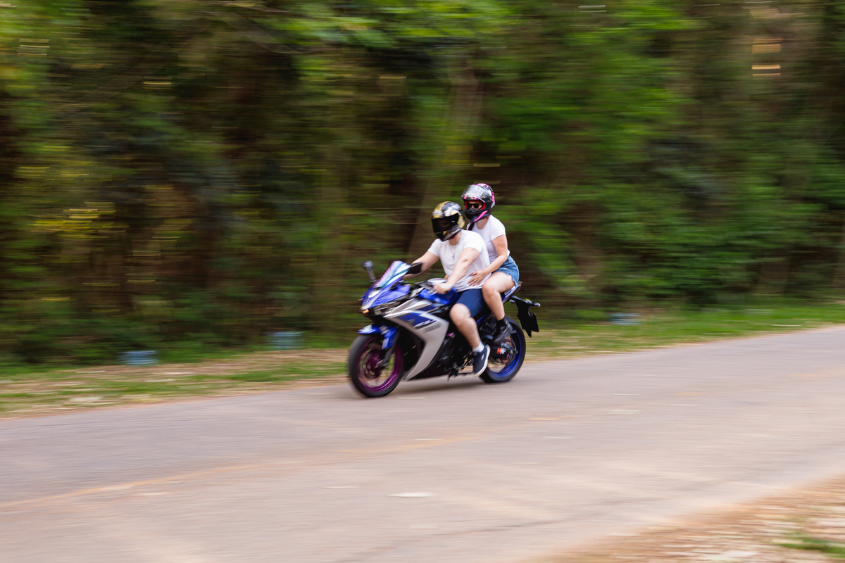 Ensaio pré-wedding realizado ao ar livre na serra do Japi em uma tarde ensolarada em Jundiaí com direito a fotos no pôr do sol. Imagem de um ensaio com um casal de motociclista e uma moto esportiva de alta velocidade. Fotografo de casamento.