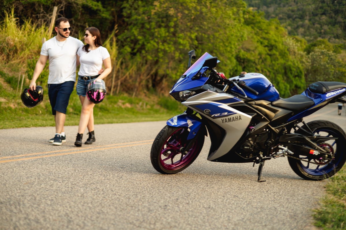 Ensaio pré-wedding realizado ao ar livre na serra do Japi em uma tarde ensolarada em Jundiaí com direito a fotos no pôr do sol. Imagem de um ensaio com um casal de motociclista e uma moto esportiva de alta velocidade. Fotografo de casamento.