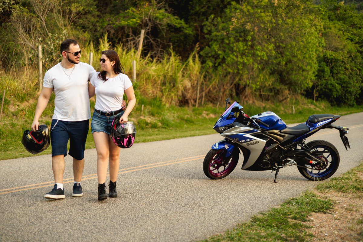 Ensaio pré-wedding realizado ao ar livre na serra do Japi em uma tarde ensolarada em Jundiaí com direito a fotos no pôr do sol. Imagem de um ensaio com um casal de motociclista e uma moto esportiva de alta velocidade. Fotografo de casamento.