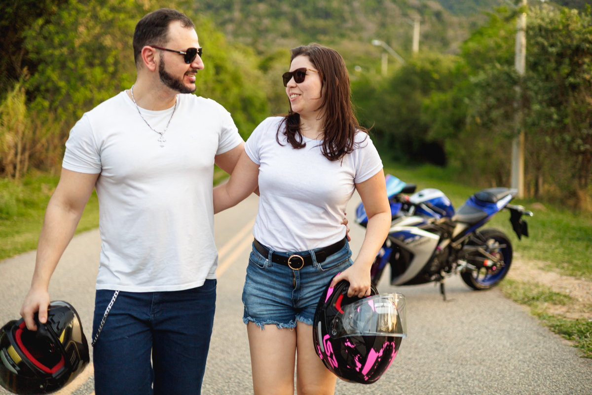 Ensaio pré-wedding realizado ao ar livre na serra do Japi em uma tarde ensolarada em Jundiaí com direito a fotos no pôr do sol. Imagem de um ensaio com um casal de motociclista e uma moto esportiva de alta velocidade. Fotografo de casamento.