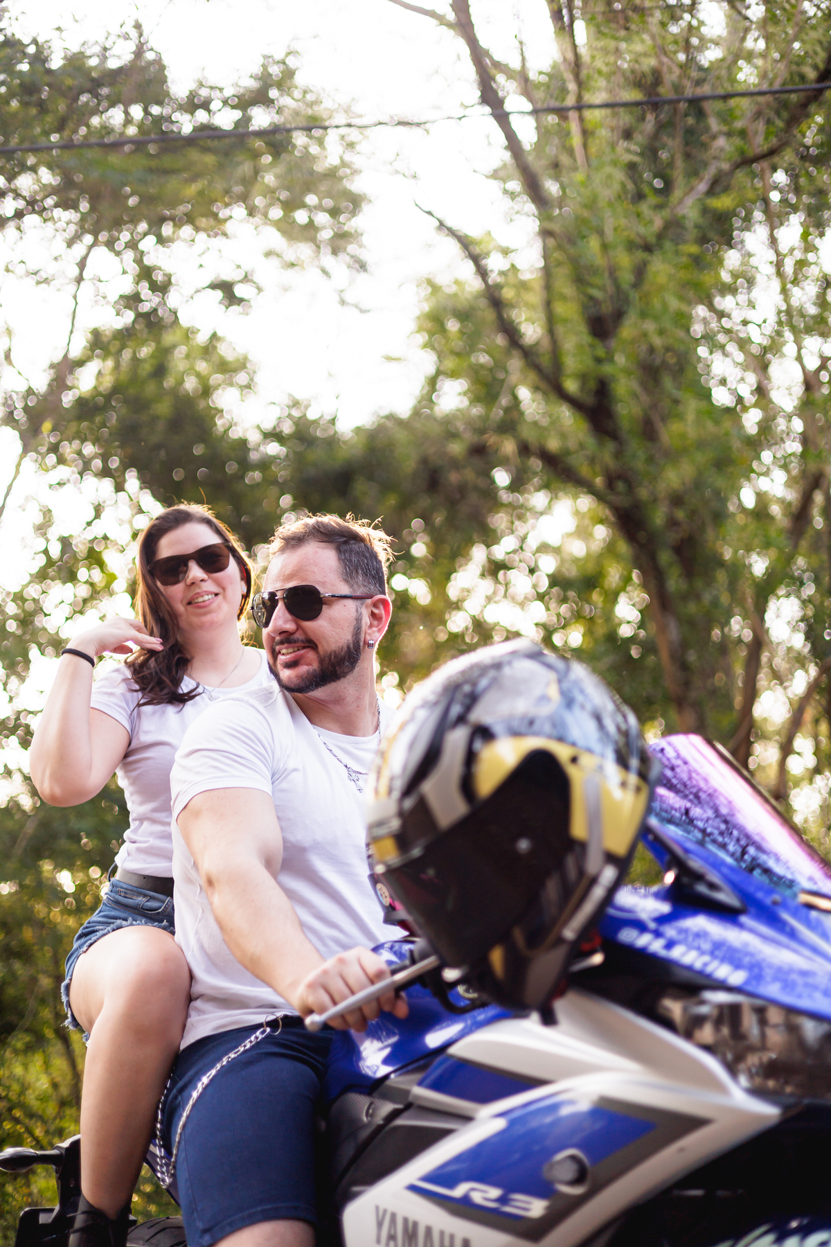 Ensaio pré-wedding realizado ao ar livre na serra do Japi em uma tarde ensolarada em Jundiaí com direito a fotos no pôr do sol. Imagem de um ensaio com um casal de motociclista e uma moto esportiva de alta velocidade. Fotografo de casamento.