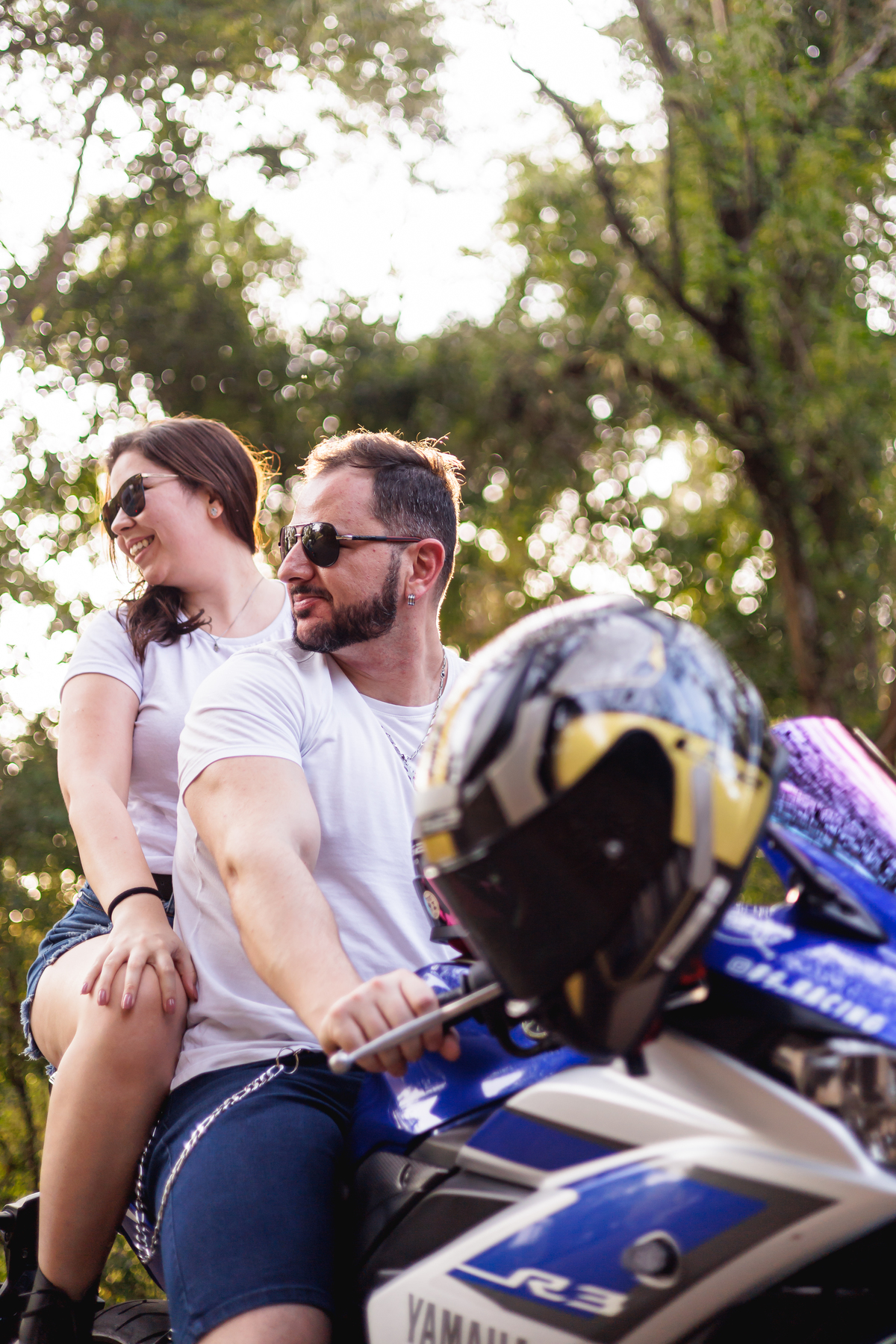Ensaio pré-wedding realizado ao ar livre na serra do Japi em uma tarde ensolarada em Jundiaí com direito a fotos no pôr do sol. Imagem de um ensaio com um casal de motociclista e uma moto esportiva de alta velocidade. Fotografo de casamento.
