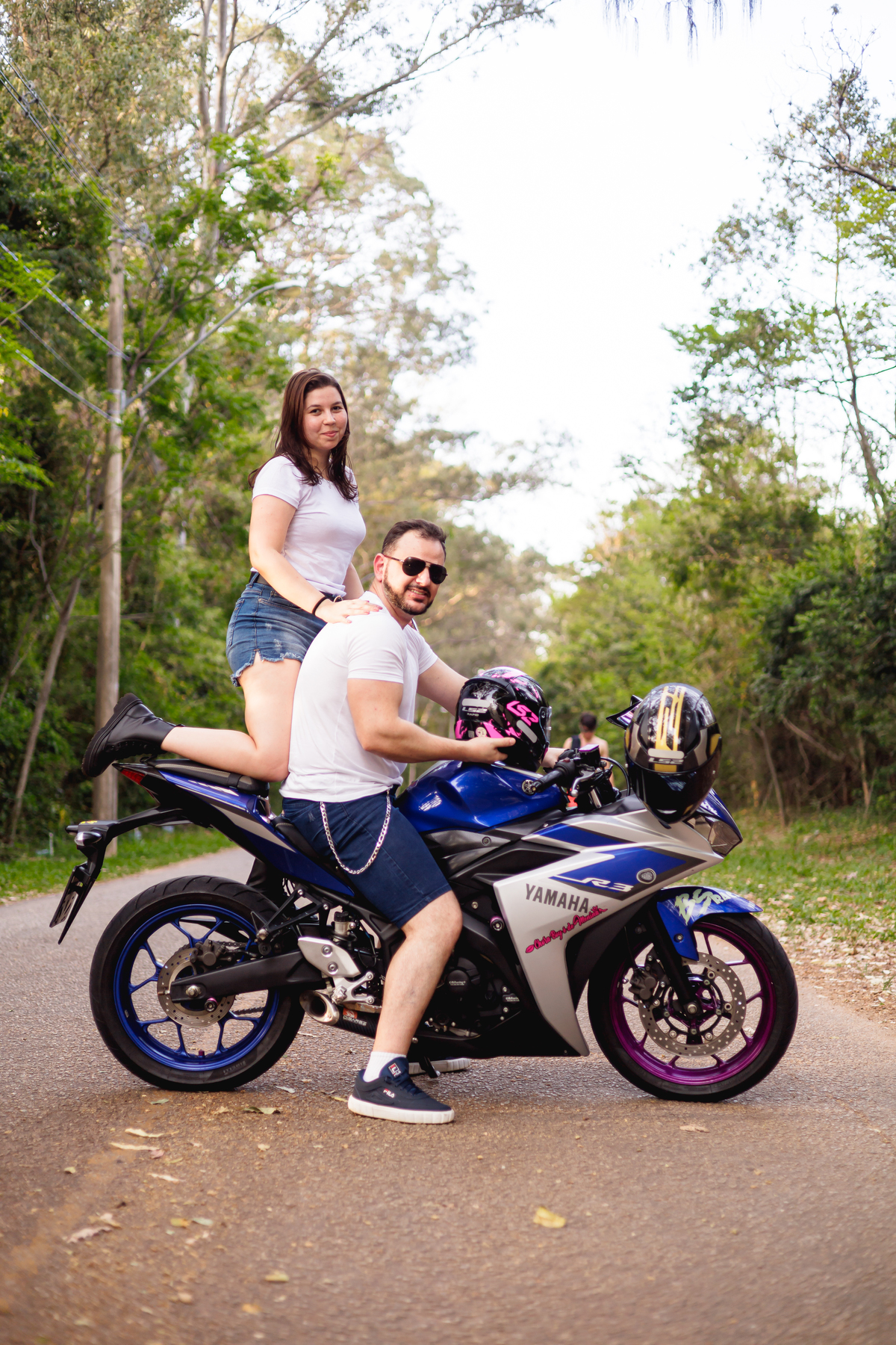 Ensaio pré-wedding realizado ao ar livre na serra do Japi em uma tarde ensolarada em Jundiaí com direito a fotos no pôr do sol. Imagem de um ensaio com um casal de motociclista e uma moto esportiva de alta velocidade. Fotografo de casamento.