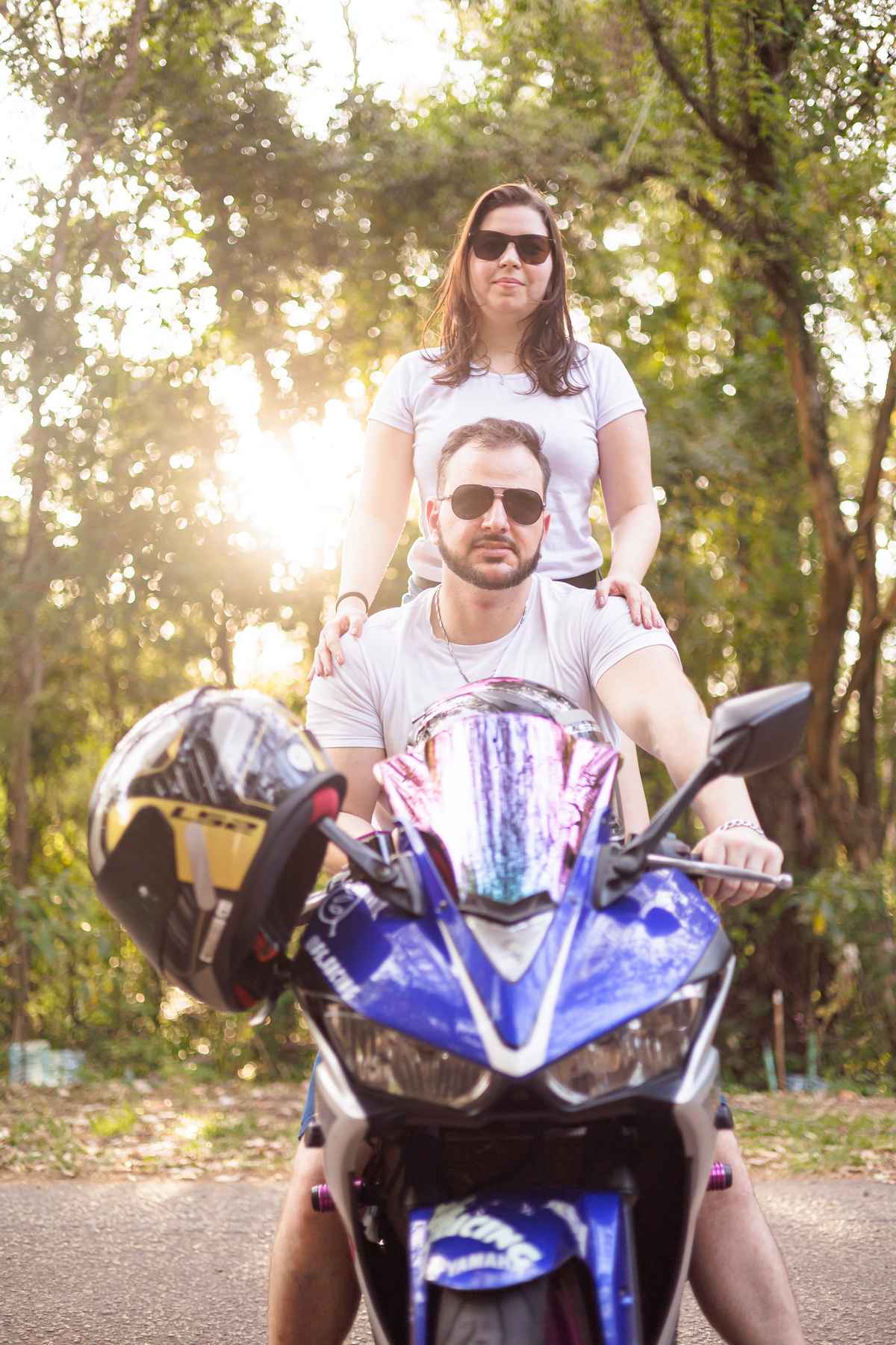 Ensaio pré-wedding realizado ao ar livre na serra do Japi em uma tarde ensolarada em Jundiaí com direito a fotos no pôr do sol. Imagem de um ensaio com um casal de motociclista e uma moto esportiva de alta velocidade. Fotografo de casamento.