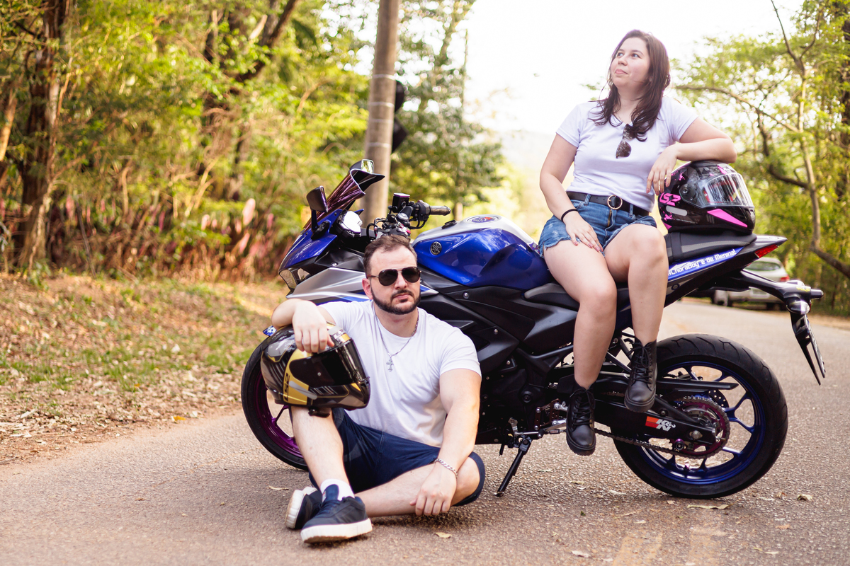 Ensaio pré-wedding realizado ao ar livre na serra do Japi em uma tarde ensolarada em Jundiaí com direito a fotos no pôr do sol. Imagem de um ensaio com um casal de motociclista e uma moto esportiva de alta velocidade. Fotografo de casamento.