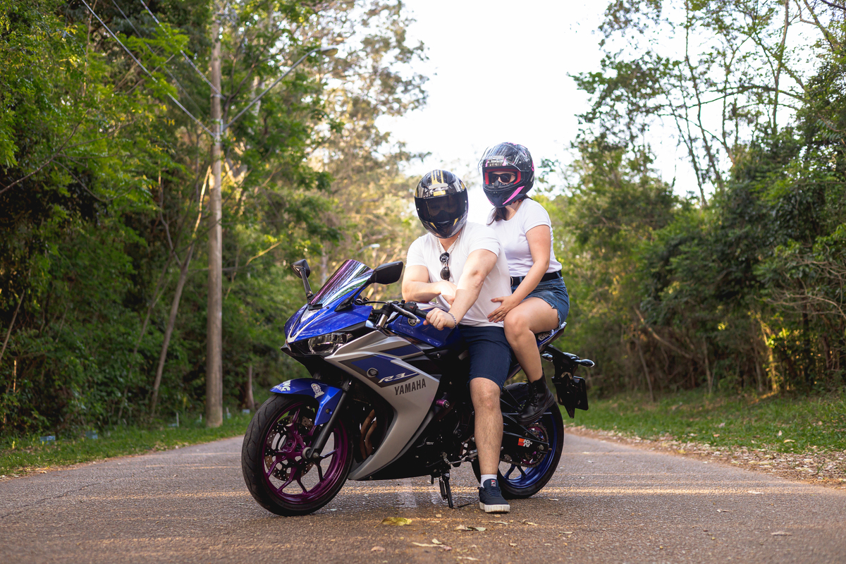Ensaio pré-wedding realizado ao ar livre na serra do Japi em uma tarde ensolarada em Jundiaí com direito a fotos no pôr do sol. Imagem de um ensaio com um casal de motociclista e uma moto esportiva de alta velocidade. Fotografo de casamento.