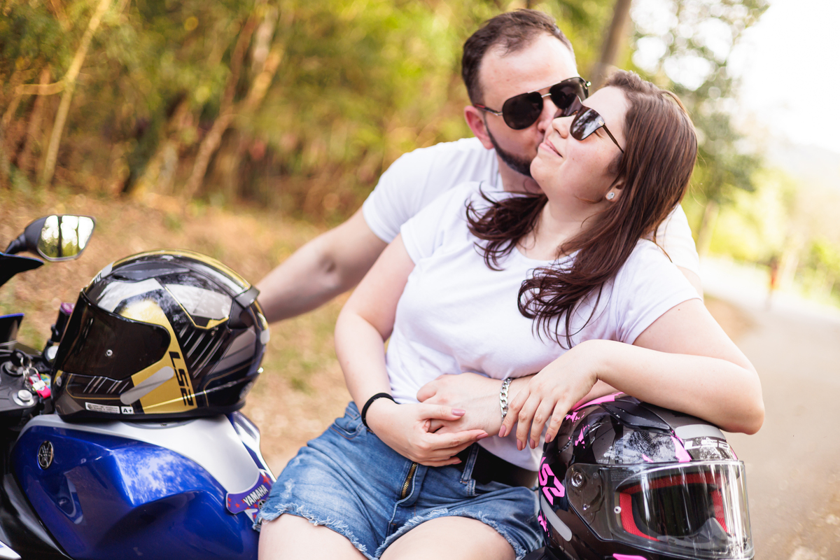 Ensaio pré-wedding realizado ao ar livre na serra do Japi em uma tarde ensolarada em Jundiaí com direito a fotos no pôr do sol. Imagem de um ensaio com um casal de motociclista e uma moto esportiva de alta velocidade. Fotografo de casamento.