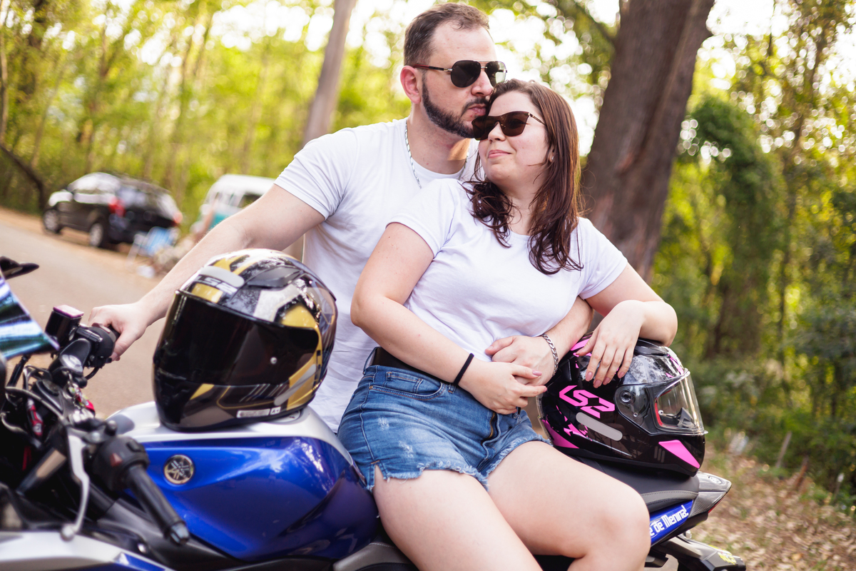 Ensaio pré-wedding realizado ao ar livre na serra do Japi em uma tarde ensolarada em Jundiaí com direito a fotos no pôr do sol. Imagem de um ensaio com um casal de motociclista e uma moto esportiva de alta velocidade. Fotografo de casamento.