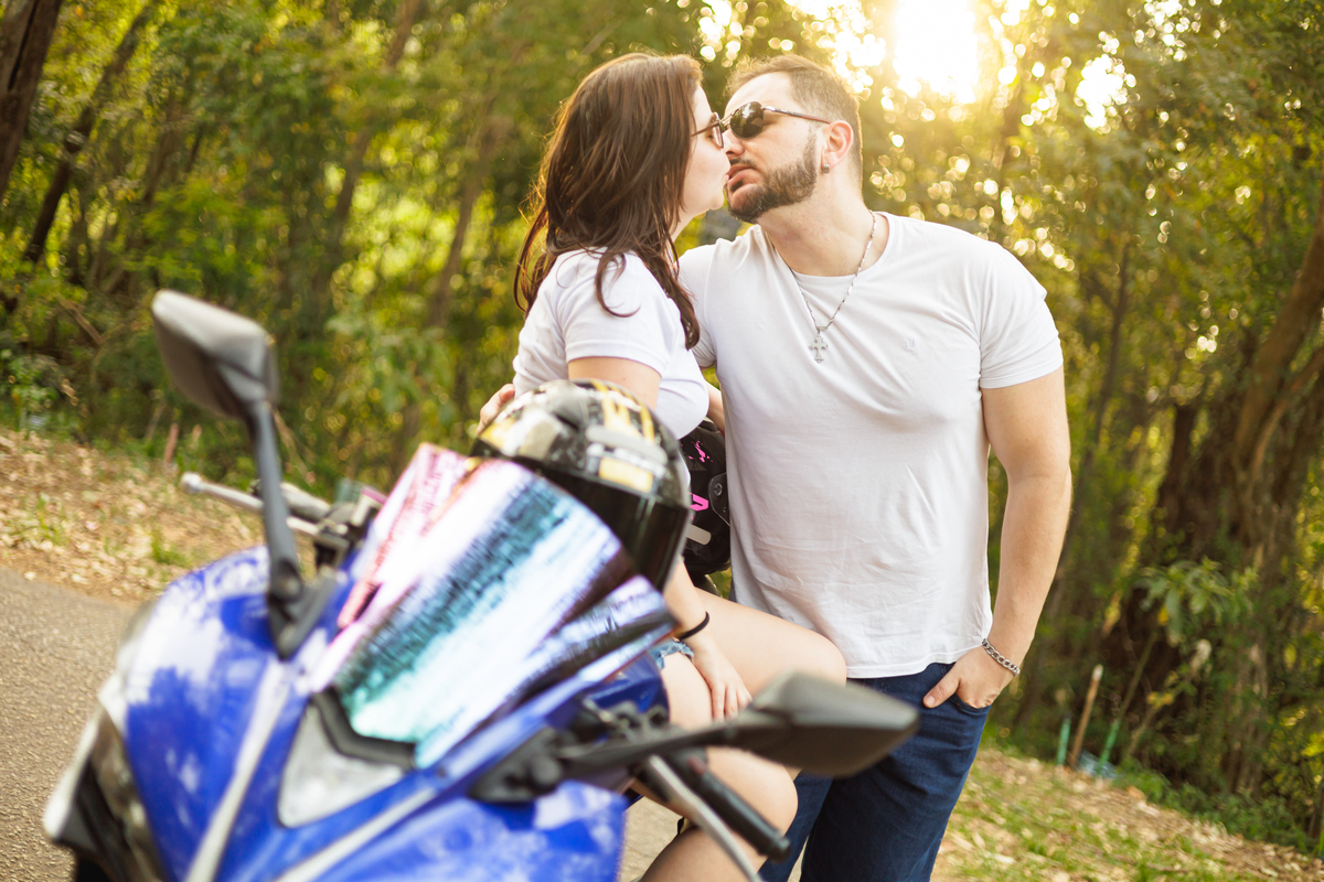 Ensaio pré-wedding realizado ao ar livre na serra do Japi em uma tarde ensolarada em Jundiaí com direito a fotos no pôr do sol. Imagem de um ensaio com um casal de motociclista e uma moto esportiva de alta velocidade. Fotografo de casamento.