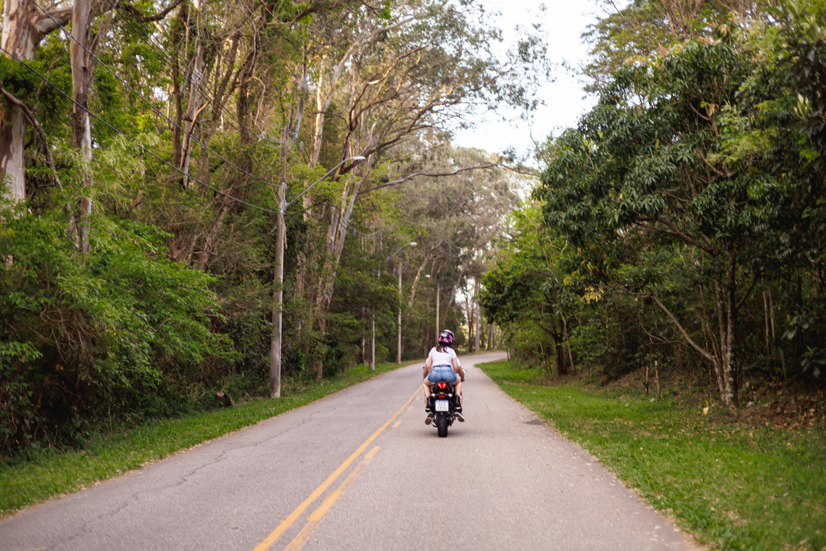 Ensaio pré-wedding realizado ao ar livre na serra do Japi em uma tarde ensolarada em Jundiaí com direito a fotos no pôr do sol. Imagem de um ensaio com um casal de motociclista e uma moto esportiva de alta velocidade. Fotografo de casamento.