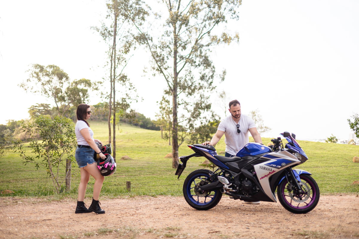 Ensaio pré-wedding realizado ao ar livre na serra do Japi em uma tarde ensolarada em Jundiaí com direito a fotos no pôr do sol. Imagem de um ensaio com um casal de motociclista e uma moto esportiva de alta velocidade. Fotografo de casamento.