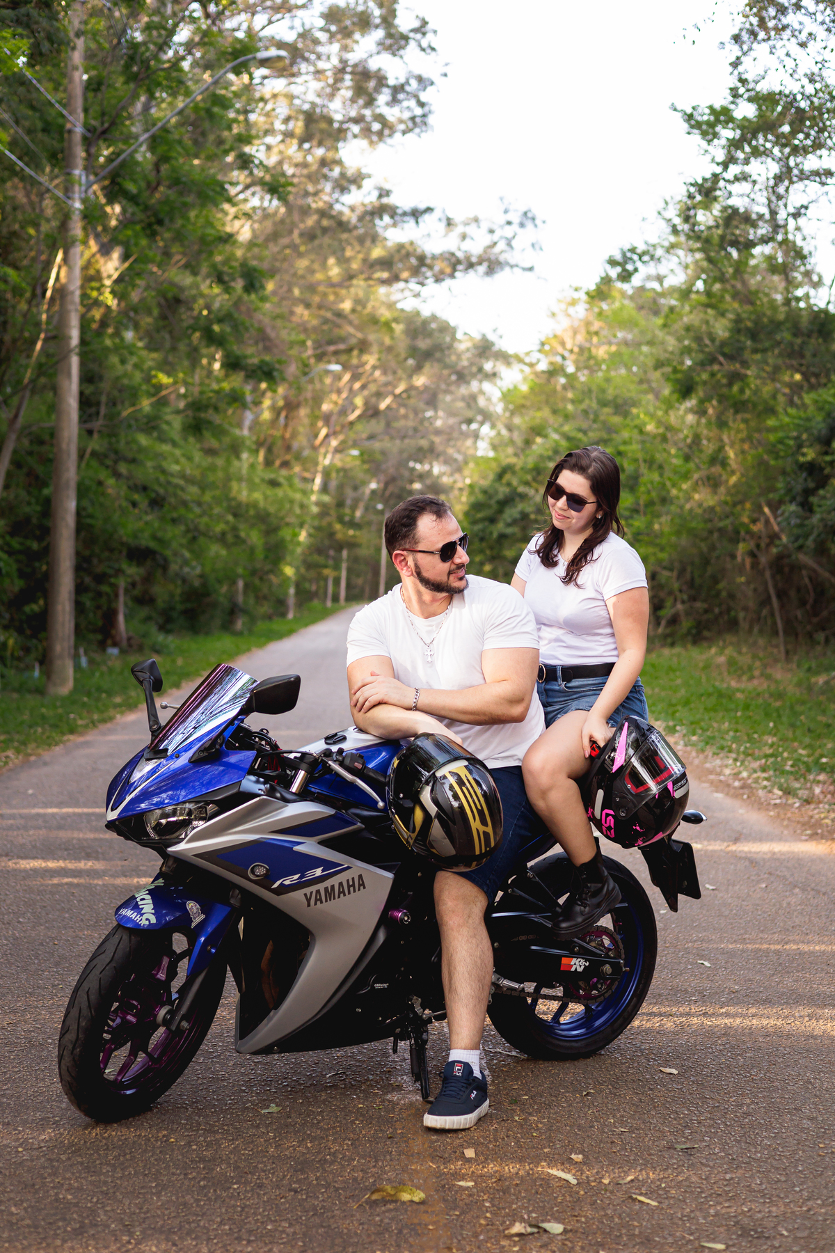 Ensaio pré-wedding realizado ao ar livre na serra do Japi em uma tarde ensolarada em Jundiaí com direito a fotos no pôr do sol. Imagem de um ensaio com um casal de motociclista e uma moto esportiva de alta velocidade. Fotografo de casamento.