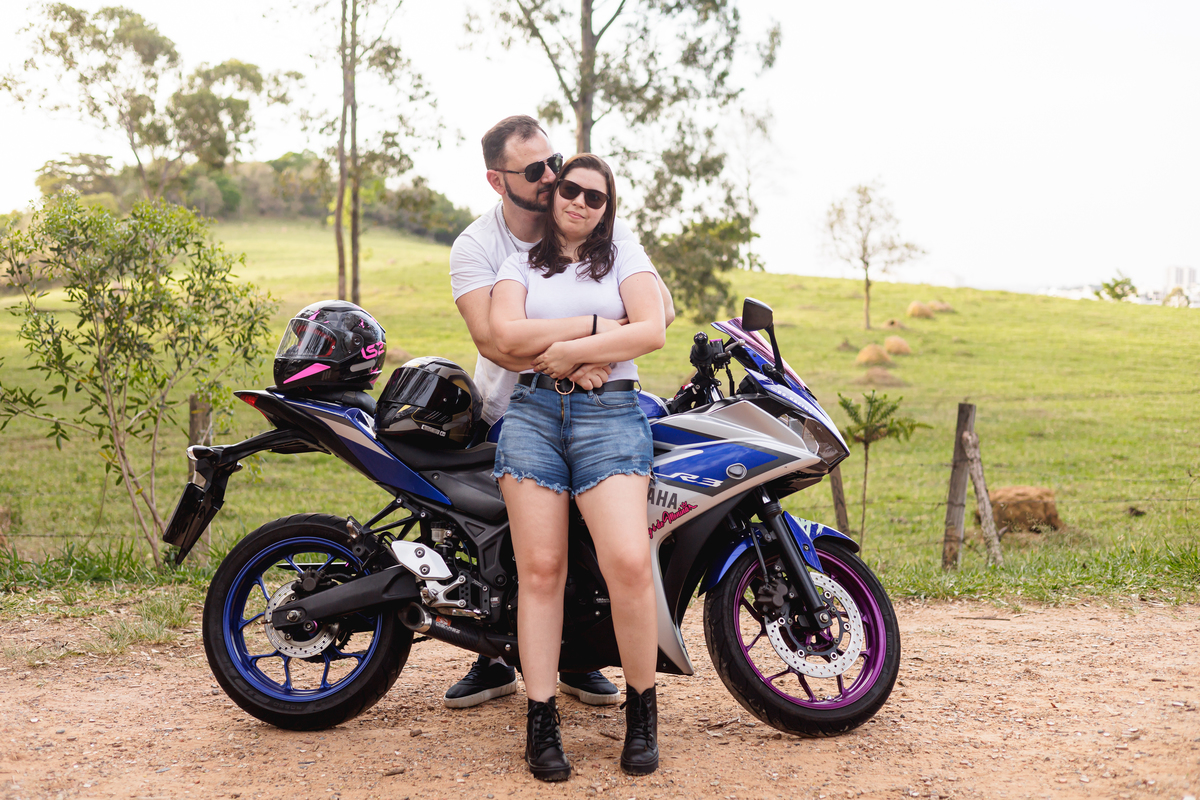 Ensaio pré-wedding realizado ao ar livre na serra do Japi em uma tarde ensolarada em Jundiaí com direito a fotos no pôr do sol. Imagem de um ensaio com um casal de motociclista e uma moto esportiva de alta velocidade. Fotografo de casamento.