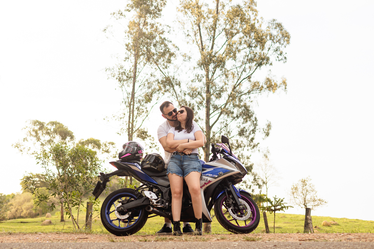 Ensaio pré-wedding realizado ao ar livre na serra do Japi em uma tarde ensolarada em Jundiaí com direito a fotos no pôr do sol. Imagem de um ensaio com um casal de motociclista e uma moto esportiva de alta velocidade. Fotografo de casamento.
