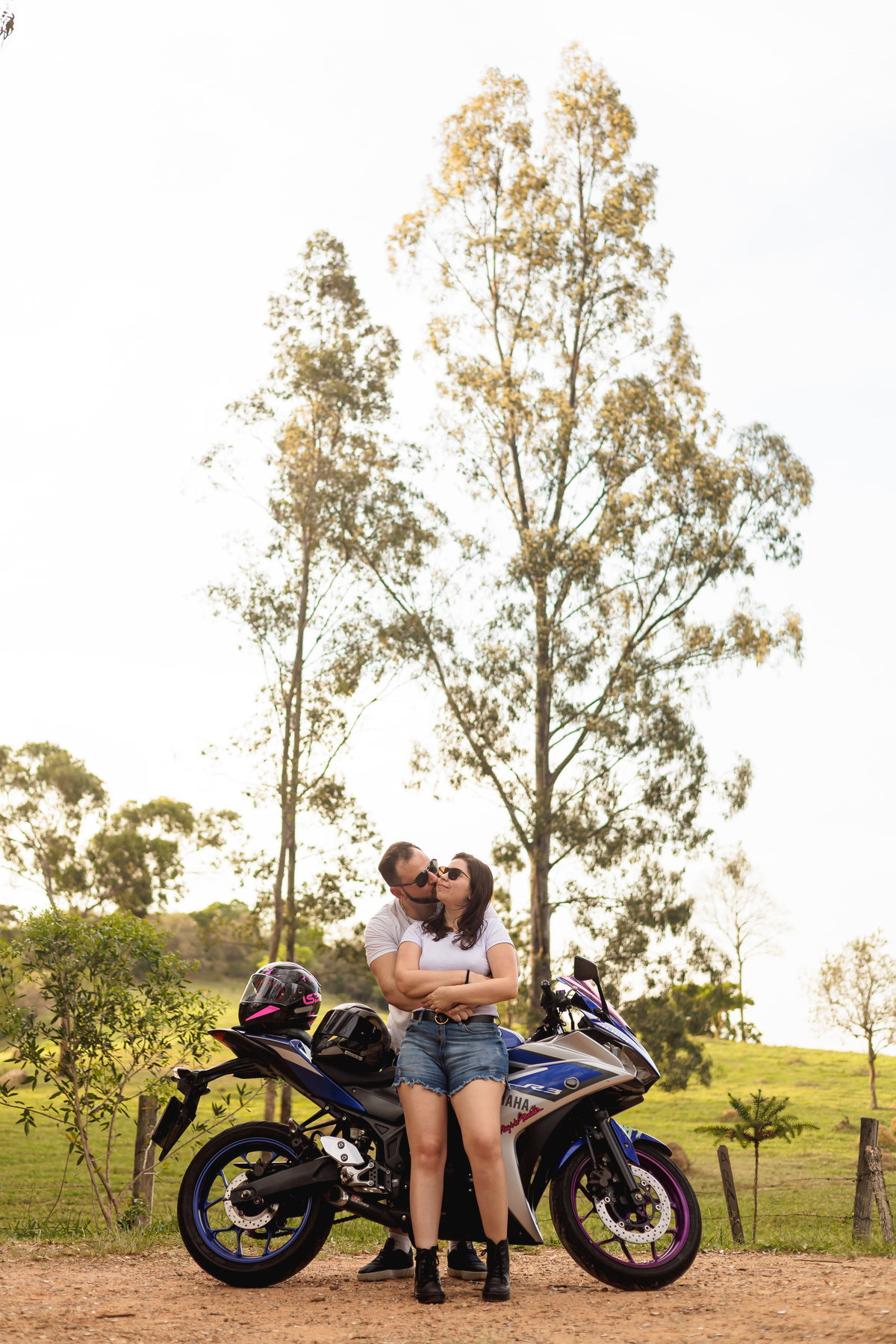 Ensaio pré-wedding realizado ao ar livre na serra do Japi em uma tarde ensolarada em Jundiaí com direito a fotos no pôr do sol. Imagem de um ensaio com um casal de motociclista e uma moto esportiva de alta velocidade. Fotografo de casamento.