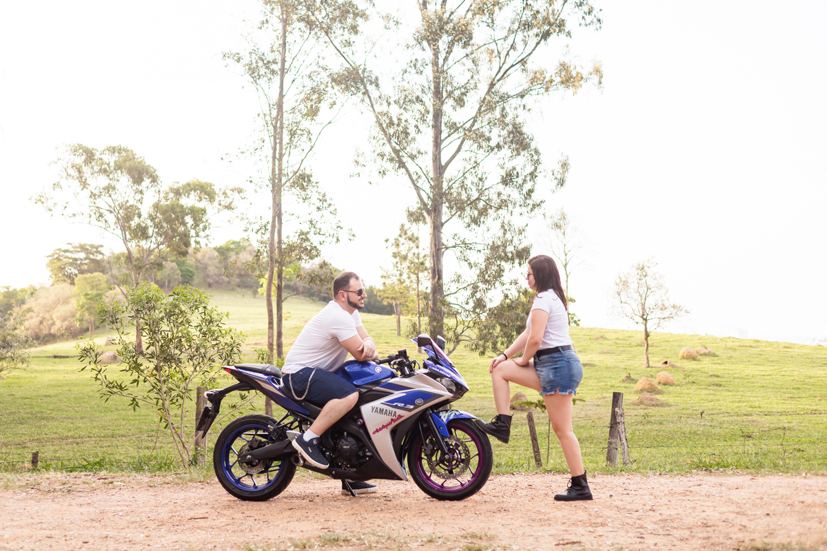 Ensaio pré-wedding realizado ao ar livre na serra do Japi em uma tarde ensolarada em Jundiaí com direito a fotos no pôr do sol. Imagem de um ensaio com um casal de motociclista e uma moto esportiva de alta velocidade. Fotografo de casamento.