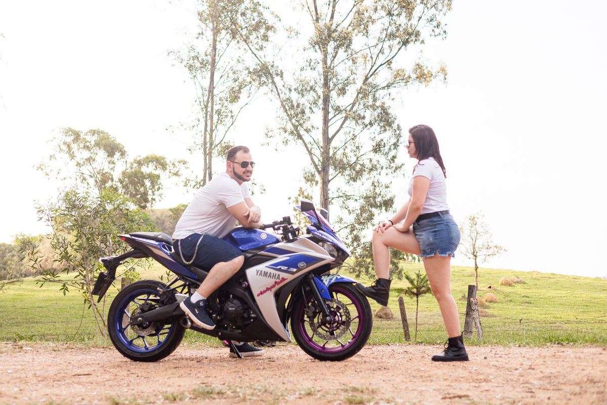 Ensaio pré-wedding realizado ao ar livre na serra do Japi em uma tarde ensolarada em Jundiaí com direito a fotos no pôr do sol. Imagem de um ensaio com um casal de motociclista e uma moto esportiva de alta velocidade. Fotografo de casamento.