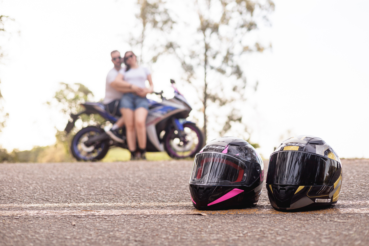Ensaio pré-wedding realizado ao ar livre na serra do Japi em uma tarde ensolarada em Jundiaí com direito a fotos no pôr do sol. Imagem de um ensaio com um casal de motociclista e uma moto esportiva de alta velocidade. Fotografo de casamento.