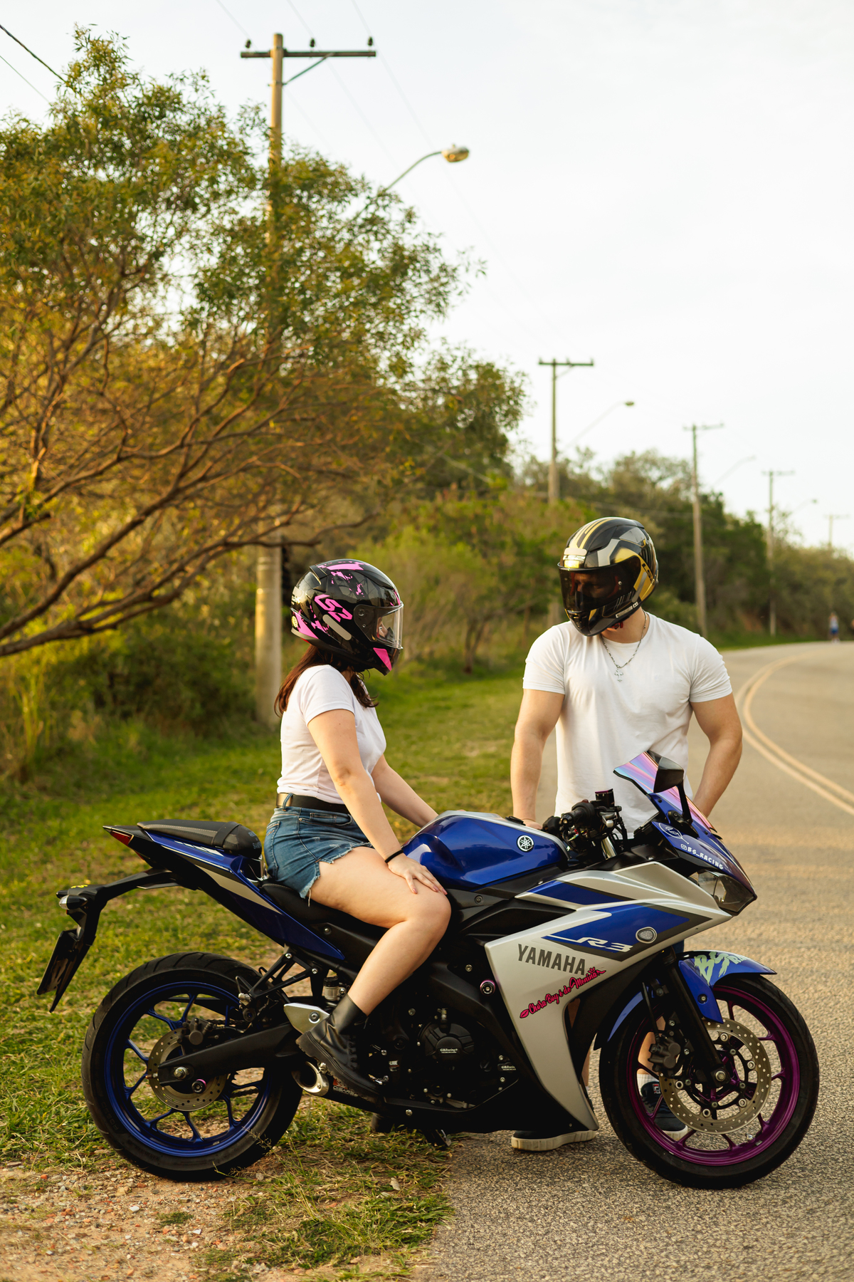 Ensaio pré-wedding realizado ao ar livre na serra do Japi em uma tarde ensolarada em Jundiaí com direito a fotos no pôr do sol. Imagem de um ensaio com um casal de motociclista e uma moto esportiva de alta velocidade. Fotografo de casamento.