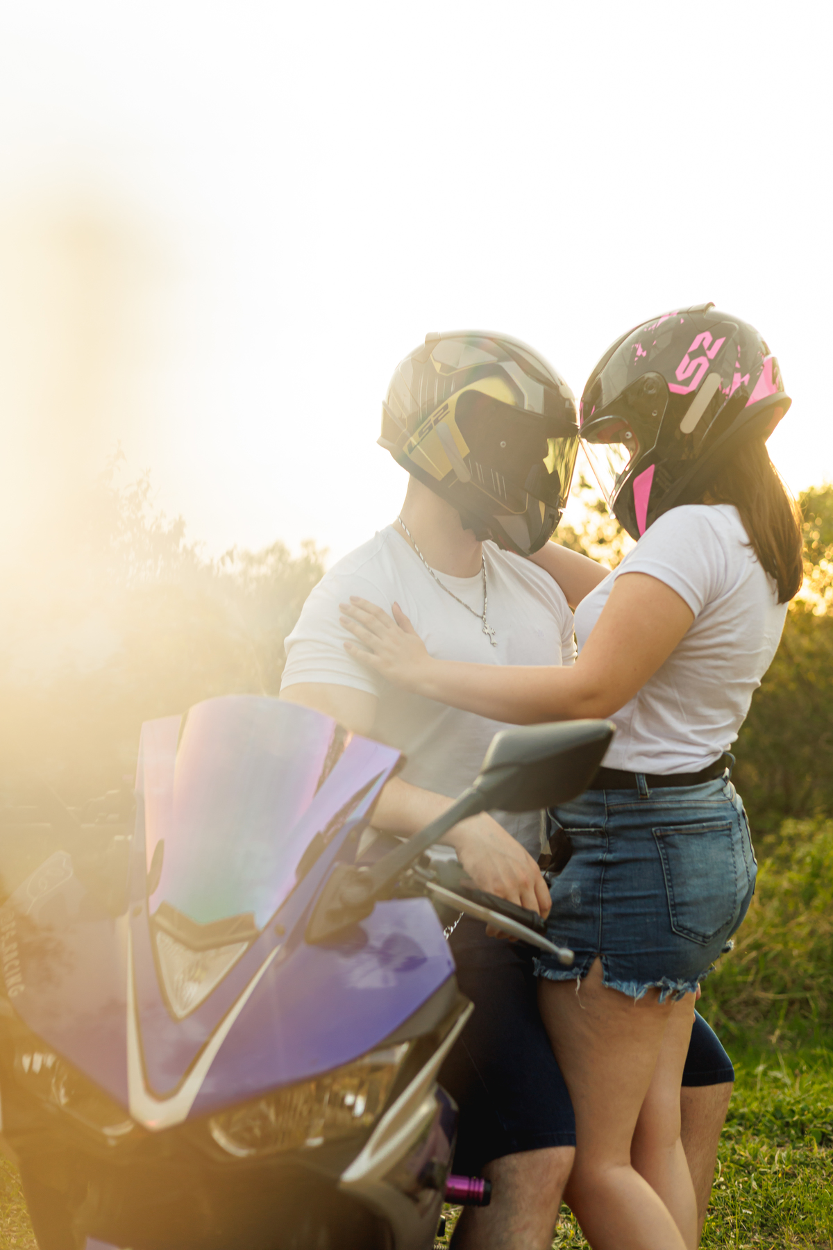 Ensaio pré-wedding realizado ao ar livre na serra do Japi em uma tarde ensolarada em Jundiaí com direito a fotos no pôr do sol. Imagem de um ensaio com um casal de motociclista e uma moto esportiva de alta velocidade. Fotografo de casamento.