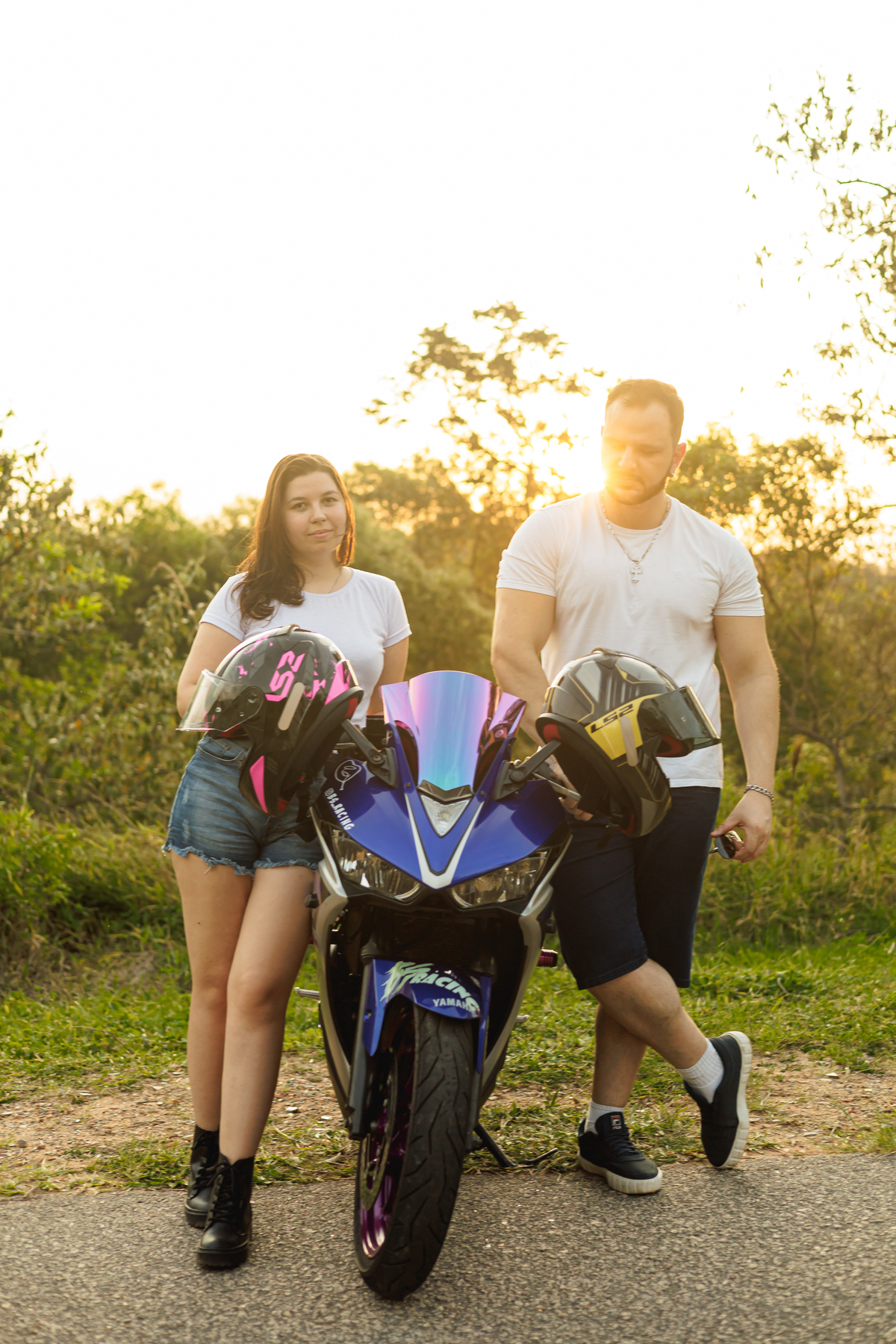 Ensaio pré-wedding realizado ao ar livre na serra do Japi em uma tarde ensolarada em Jundiaí com direito a fotos no pôr do sol. Imagem de um ensaio com um casal de motociclista e uma moto esportiva de alta velocidade. Fotografo de casamento.