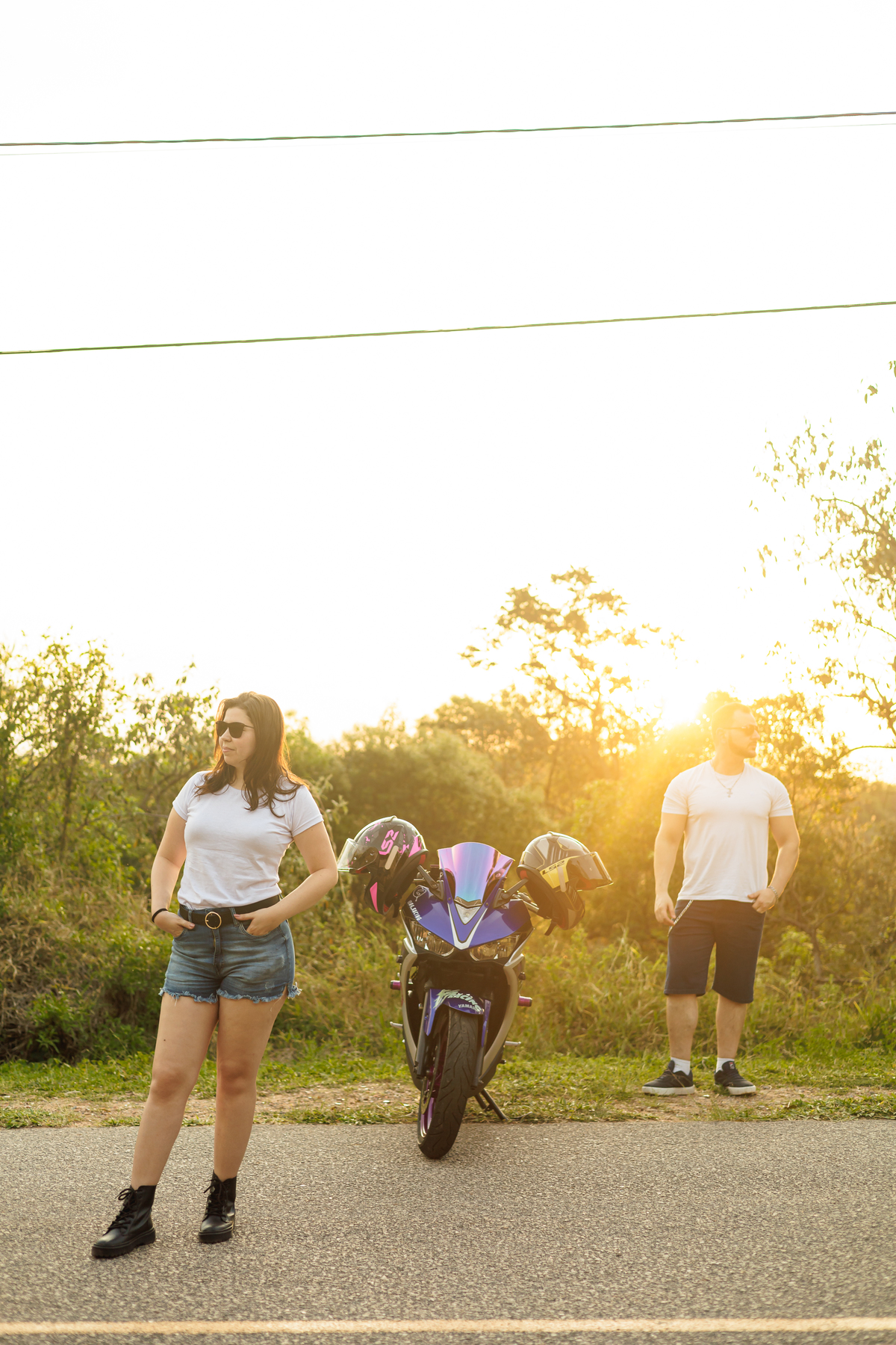 Ensaio pré-wedding realizado ao ar livre na serra do Japi em uma tarde ensolarada em Jundiaí com direito a fotos no pôr do sol. Imagem de um ensaio com um casal de motociclista e uma moto esportiva de alta velocidade. Fotografo de casamento.