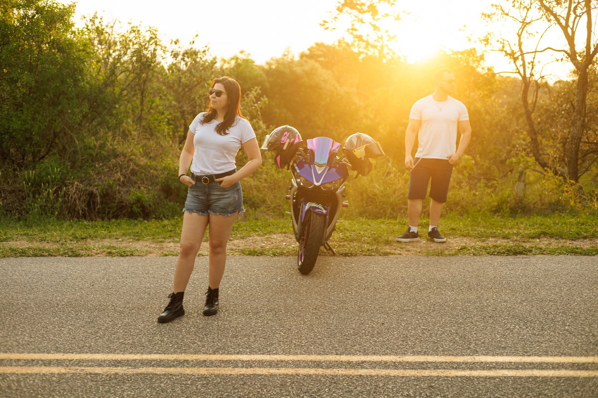 Ensaio pré-wedding realizado ao ar livre na serra do Japi em uma tarde ensolarada em Jundiaí com direito a fotos no pôr do sol. Imagem de um ensaio com um casal de motociclista e uma moto esportiva de alta velocidade. Fotografo de casamento.