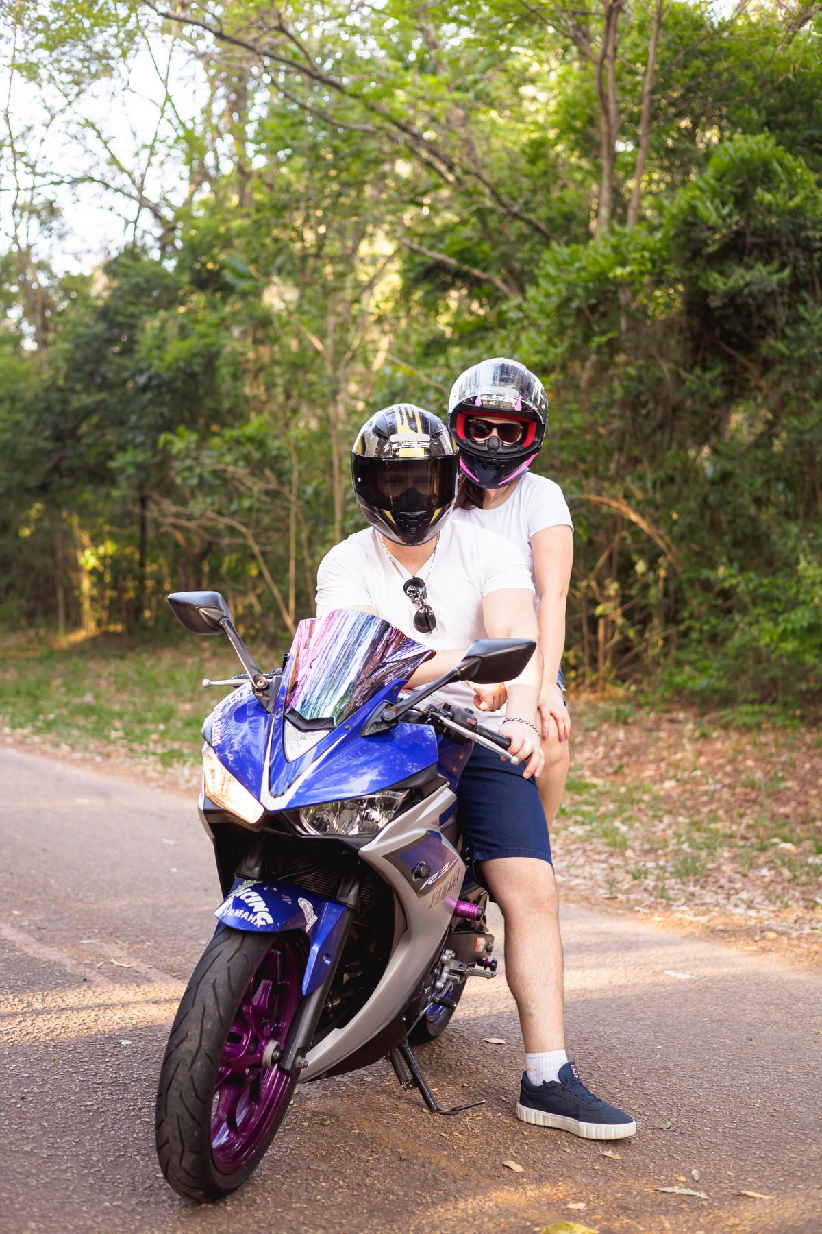Ensaio pré-wedding realizado ao ar livre na serra do Japi em uma tarde ensolarada em Jundiaí com direito a fotos no pôr do sol. Imagem de um ensaio com um casal de motociclista e uma moto esportiva de alta velocidade. Fotografo de casamento.