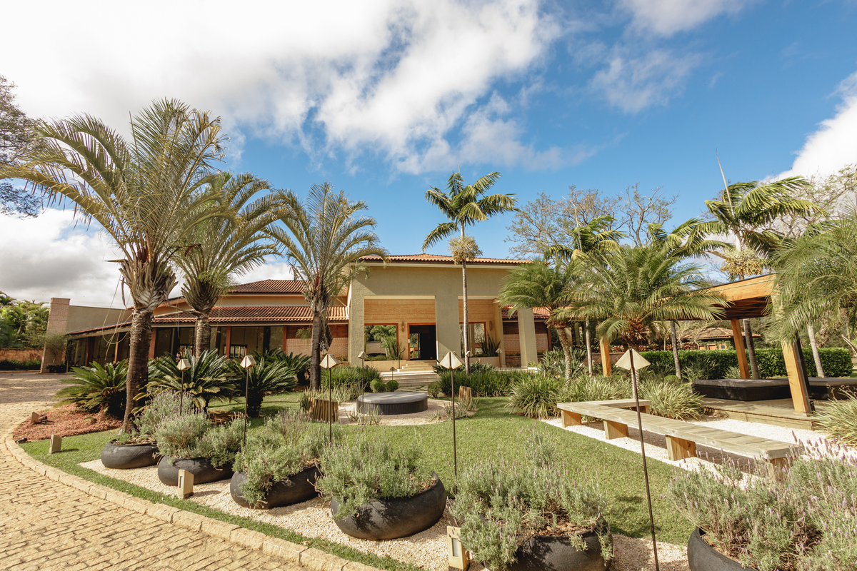 Ensaio fotográfico de pré casamento realizando na Fazenda Portal Girassol na cidade de Joaquim Egidio, interior de São Paulo . Ensaio fotografico no campo, ao ar livre. Fotos de casamento, ensaio de casal, pre-wedding, sessão de fotos no campo, interior.