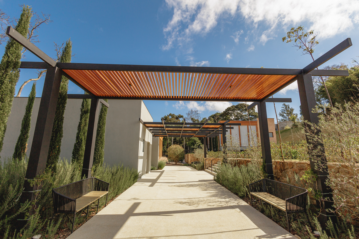 Ensaio fotográfico de pré casamento realizando na Fazenda Portal Girassol na cidade de Joaquim Egidio, interior de São Paulo . Ensaio fotografico no campo, ao ar livre. Fotos de casamento, ensaio de casal, pre-wedding, sessão de fotos no campo, interior.
