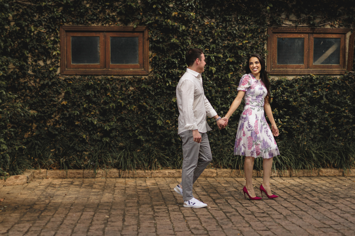 Ensaio fotográfico de pré casamento realizando na Fazenda Portal Girassol na cidade de Joaquim Egidio, interior de São Paulo . Ensaio fotografico no campo, ao ar livre. Fotos de casamento, ensaio de casal, pre-wedding, sessão de fotos no campo, interior.