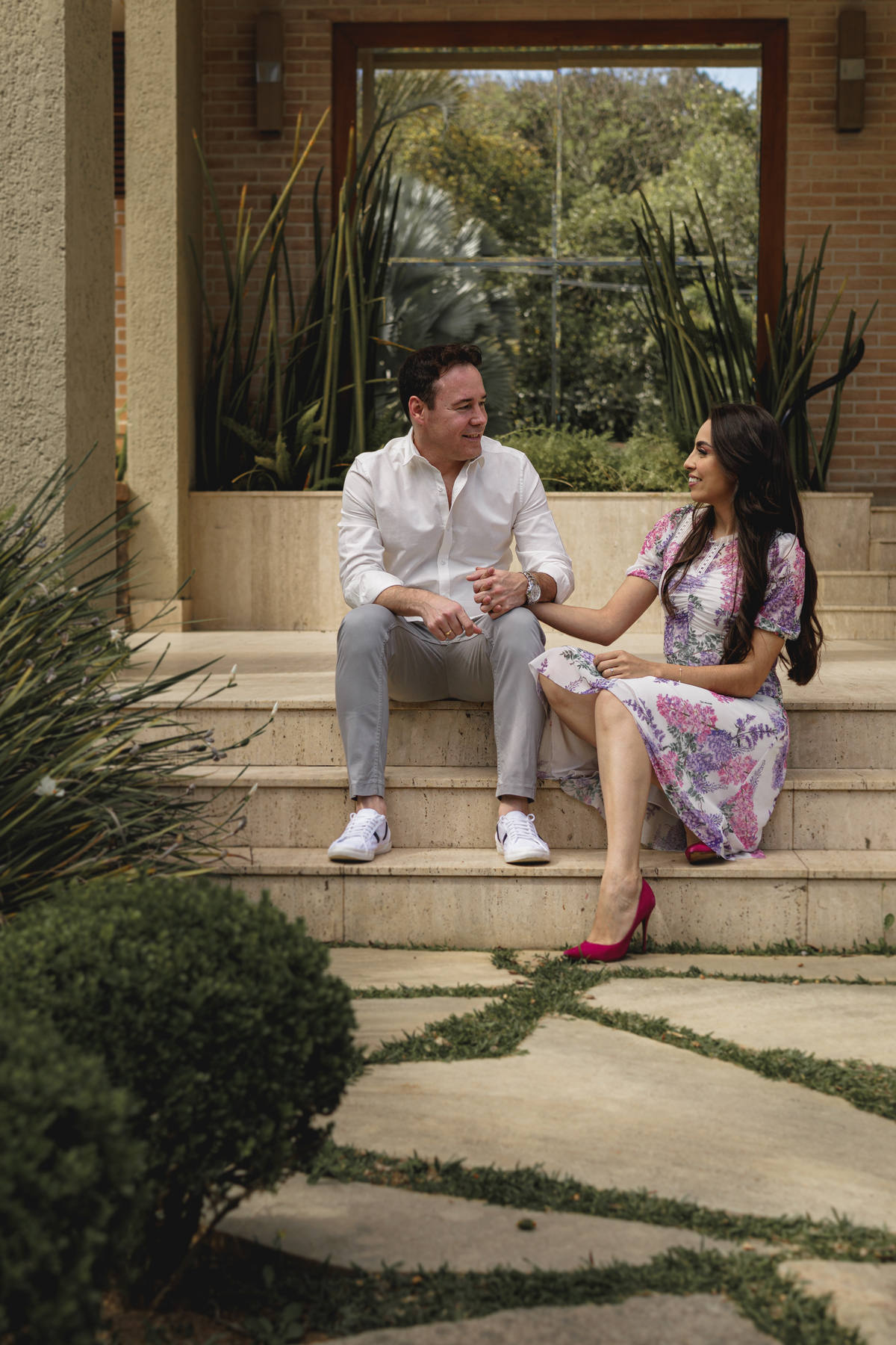 Ensaio fotográfico de pré casamento realizando na Fazenda Portal Girassol na cidade de Joaquim Egidio, interior de São Paulo . Ensaio fotografico no campo, ao ar livre. Fotos de casamento, ensaio de casal, pre-wedding, sessão de fotos no campo, interior.