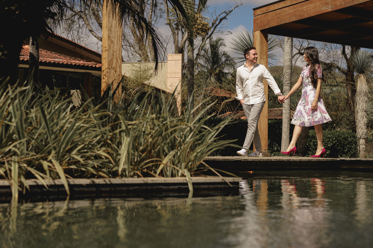 Ensaio fotográfico de pré casamento realizando na Fazenda Portal Girassol na cidade de Joaquim Egidio, interior de São Paulo . Ensaio fotografico no campo, ao ar livre. Fotos de casamento, ensaio de casal, pre-wedding, sessão de fotos no campo, interior.