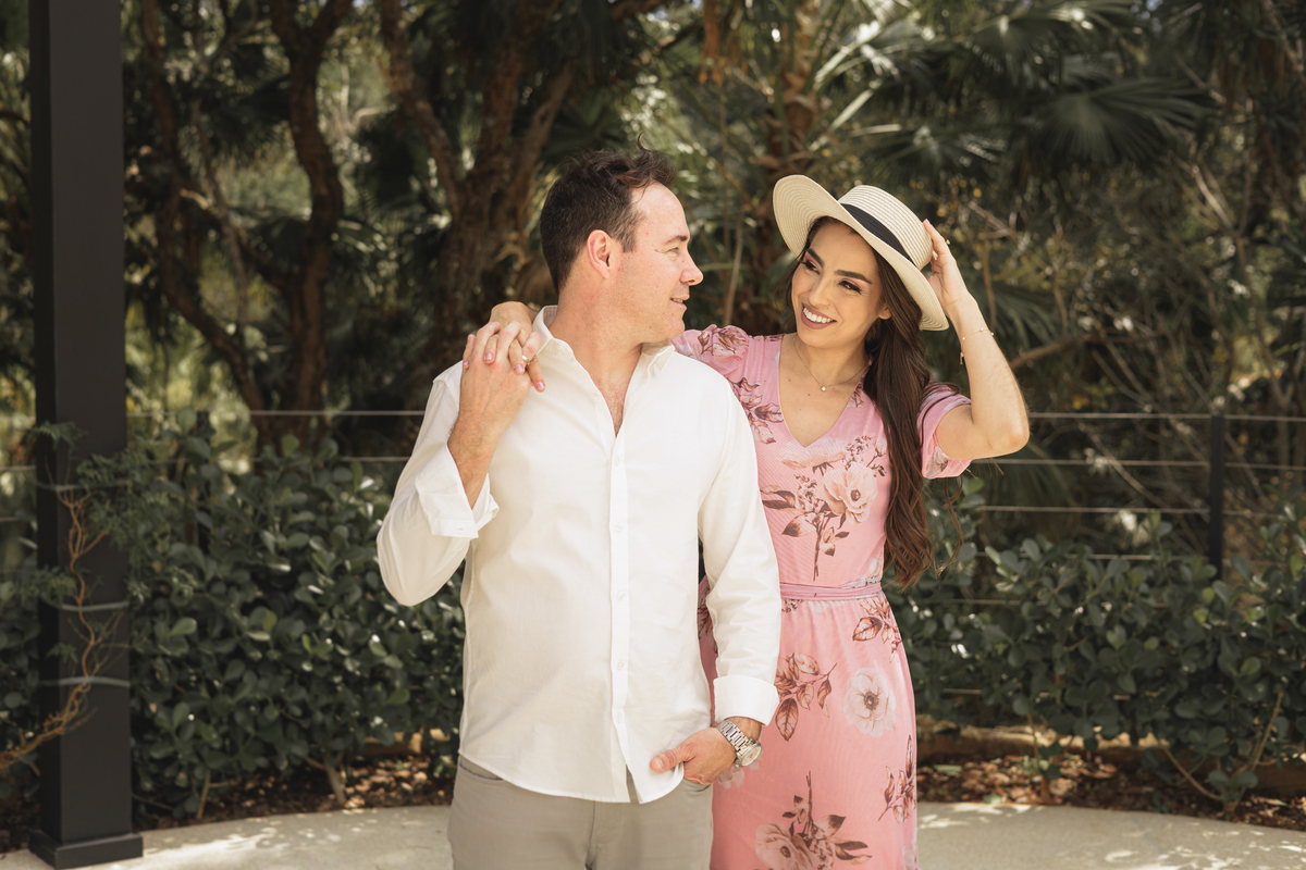Ensaio fotográfico de pré casamento realizando na Fazenda Portal Girassol na cidade de Joaquim Egidio, interior de São Paulo . Ensaio fotografico no campo, ao ar livre. Fotos de casamento, ensaio de casal, pre-wedding, sessão de fotos no campo, interior.