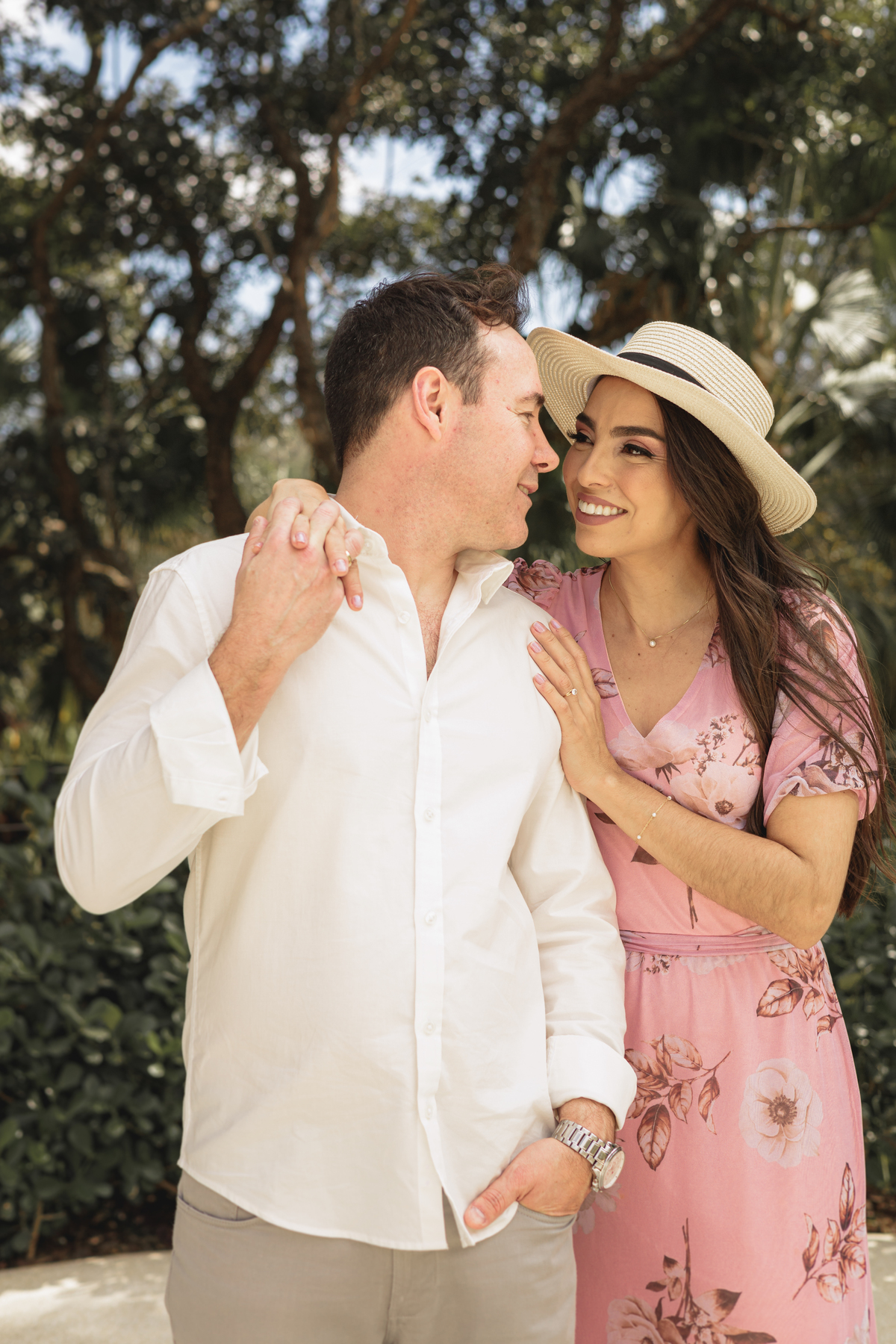 Ensaio fotográfico de pré casamento realizando na Fazenda Portal Girassol na cidade de Joaquim Egidio, interior de São Paulo . Ensaio fotografico no campo, ao ar livre. Fotos de casamento, ensaio de casal, pre-wedding, sessão de fotos no campo, interior.