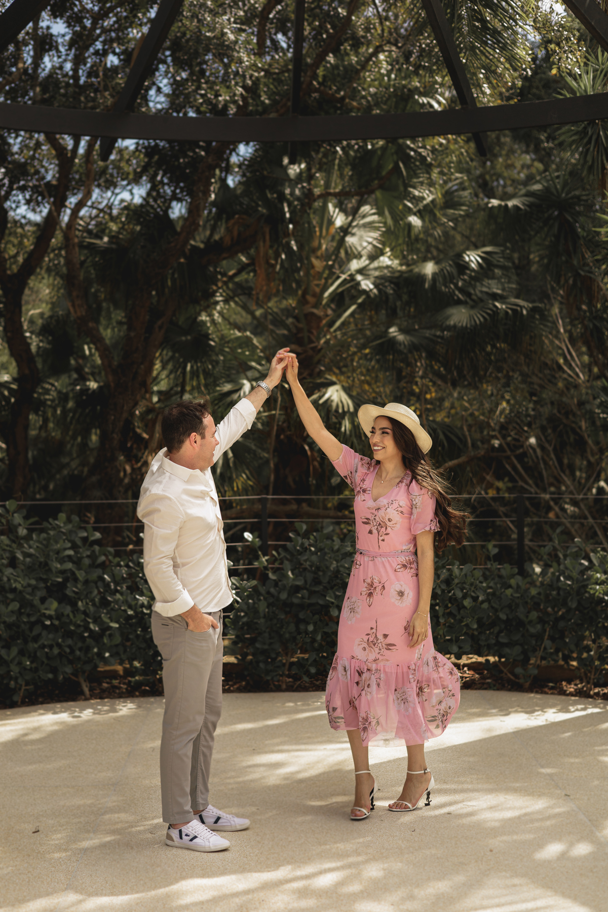 Ensaio fotográfico de pré casamento realizando na Fazenda Portal Girassol na cidade de Joaquim Egidio, interior de São Paulo . Ensaio fotografico no campo, ao ar livre. Fotos de casamento, ensaio de casal, pre-wedding, sessão de fotos no campo, interior.