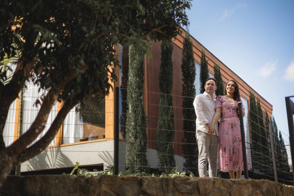 Ensaio fotográfico de pré casamento realizando na Fazenda Portal Girassol na cidade de Joaquim Egidio, interior de São Paulo . Ensaio fotografico no campo, ao ar livre. Fotos de casamento, ensaio de casal, pre-wedding, sessão de fotos no campo, interior.