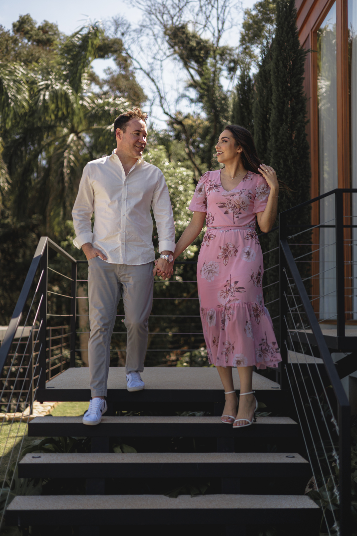 Ensaio fotográfico de pré casamento realizando na Fazenda Portal Girassol na cidade de Joaquim Egidio, interior de São Paulo . Ensaio fotografico no campo, ao ar livre. Fotos de casamento, ensaio de casal, pre-wedding, sessão de fotos no campo, interior.