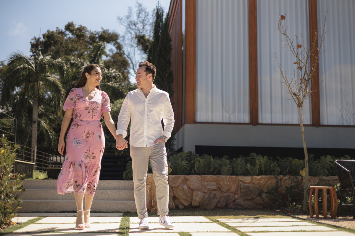 Ensaio fotográfico de pré casamento realizando na Fazenda Portal Girassol na cidade de Joaquim Egidio, interior de São Paulo . Ensaio fotografico no campo, ao ar livre. Fotos de casamento, ensaio de casal, pre-wedding, sessão de fotos no campo, interior.