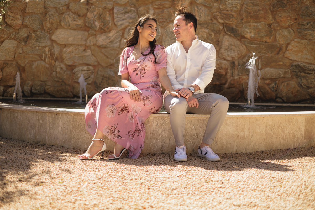 Ensaio fotográfico de pré casamento realizando na Fazenda Portal Girassol na cidade de Joaquim Egidio, interior de São Paulo . Ensaio fotografico no campo, ao ar livre. Fotos de casamento, ensaio de casal, pre-wedding, sessão de fotos no campo, interior.
