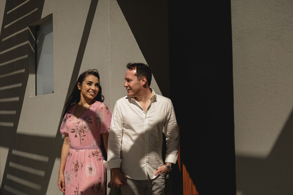 Ensaio fotográfico de pré casamento realizando na Fazenda Portal Girassol na cidade de Joaquim Egidio, interior de São Paulo . Ensaio fotografico no campo, ao ar livre. Fotos de casamento, ensaio de casal, pre-wedding, sessão de fotos no campo, interior.