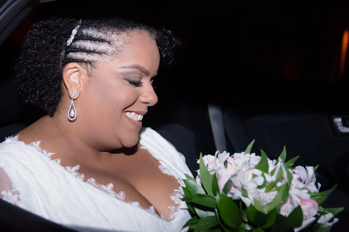 Casamento a noite, retrato da noiva aguardando para entrar na igreja