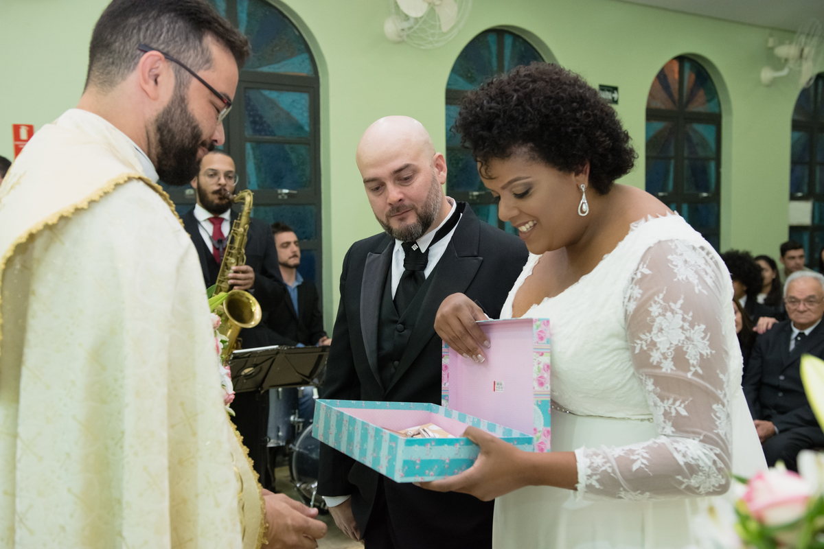 Fotografia de casamento, Fotografia espontânea, Padre presenteando o casal